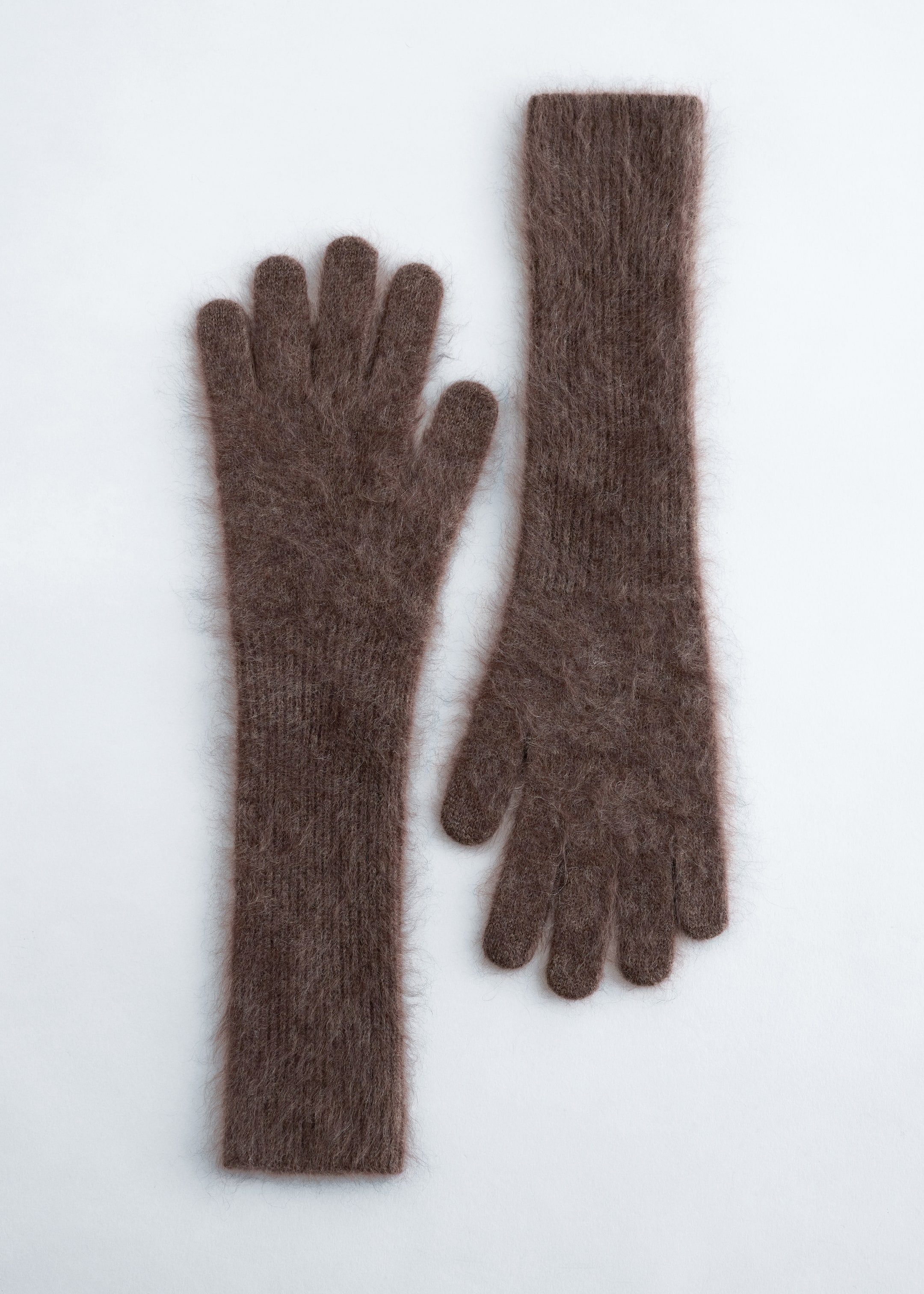 Ver imagen más grande: Un par de guantes de cachemira cepillada y tejida de color marrón están mostrando su diseño largo, de longitud de ópera. Los guantes presentan dedos individuales y un puño sutilmente acanalado en la abertura, con un guante mostrando su lado frontal de la palma y el otro mostrando su lado frontal superior.