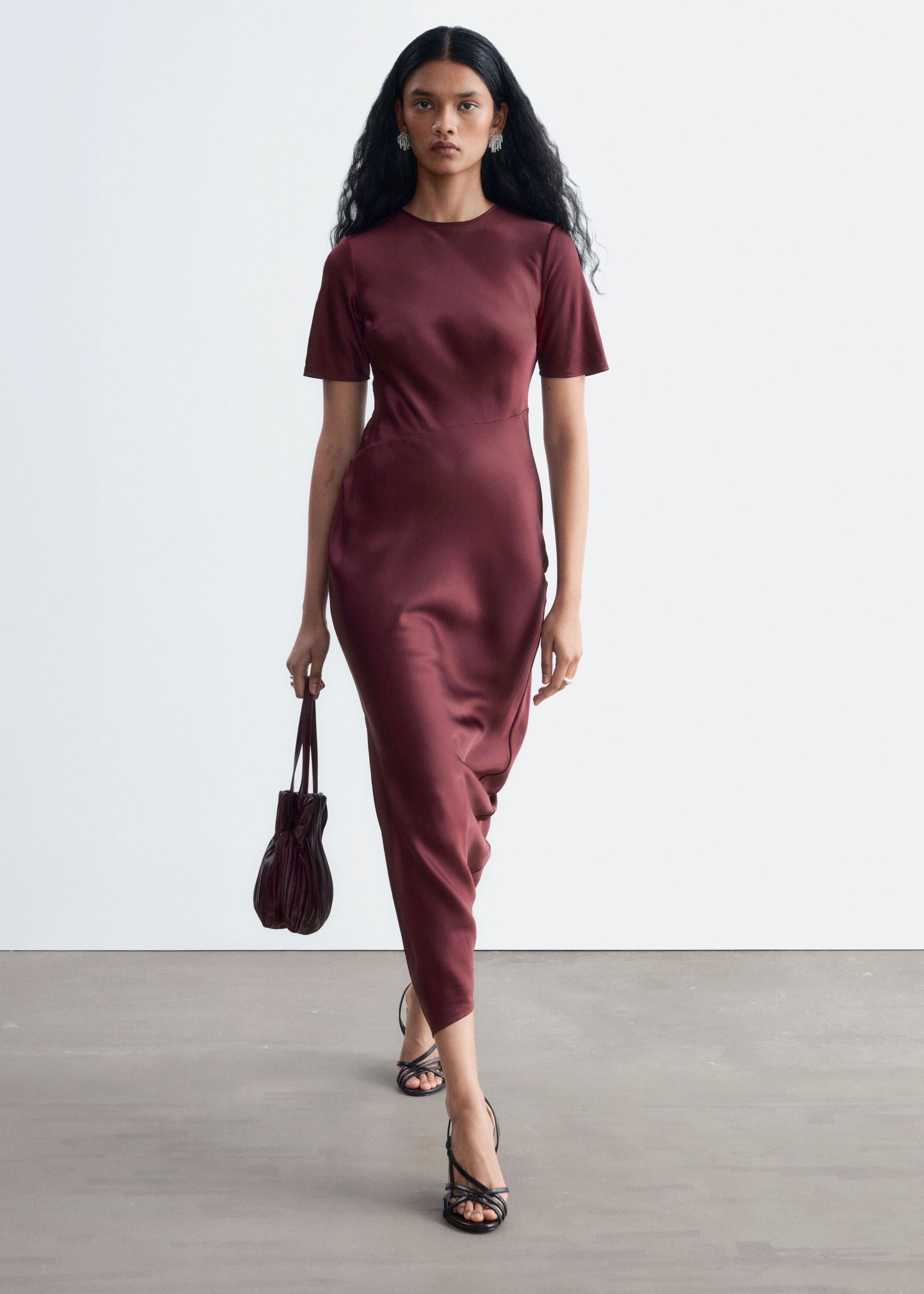 Langes Kleid mit kurzen Ärmeln - Dunkelbraun - Lookbook