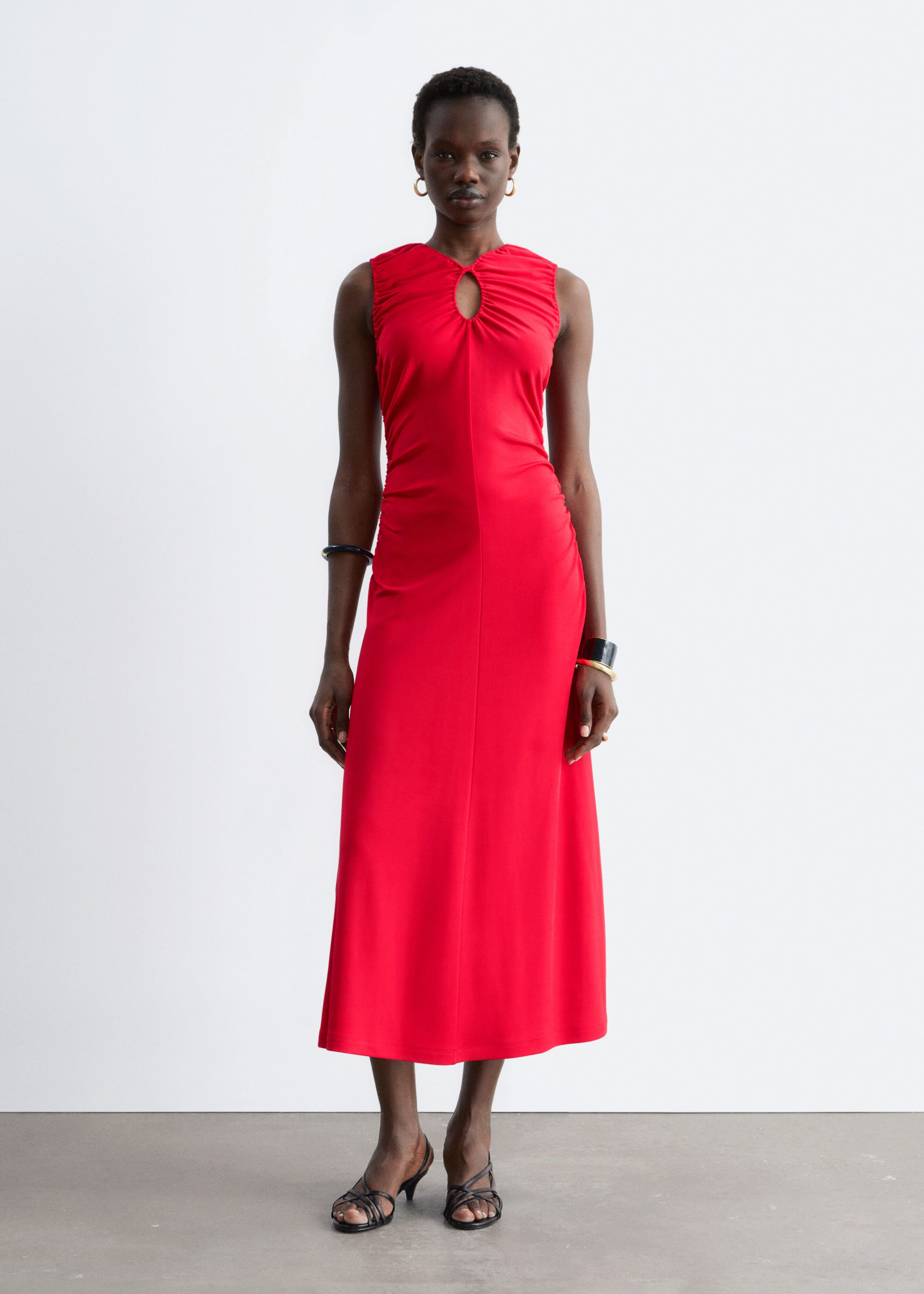 Midikleid mit Schlüssellochdetail und Raffungen - Leuchtendes Rot - Lookbook