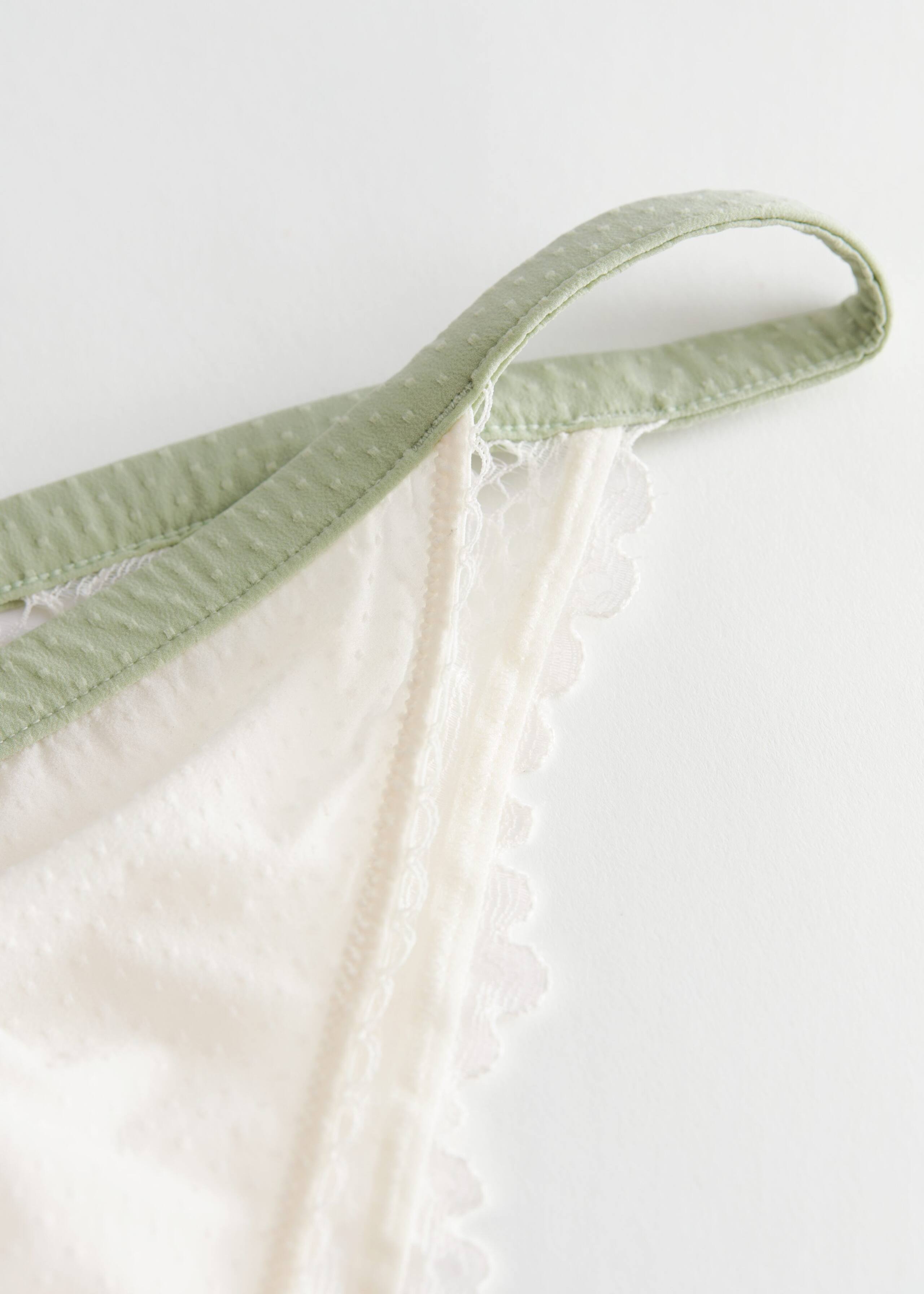 FloralLaceBriefs - {{variantName}} - Detalle descriptivo