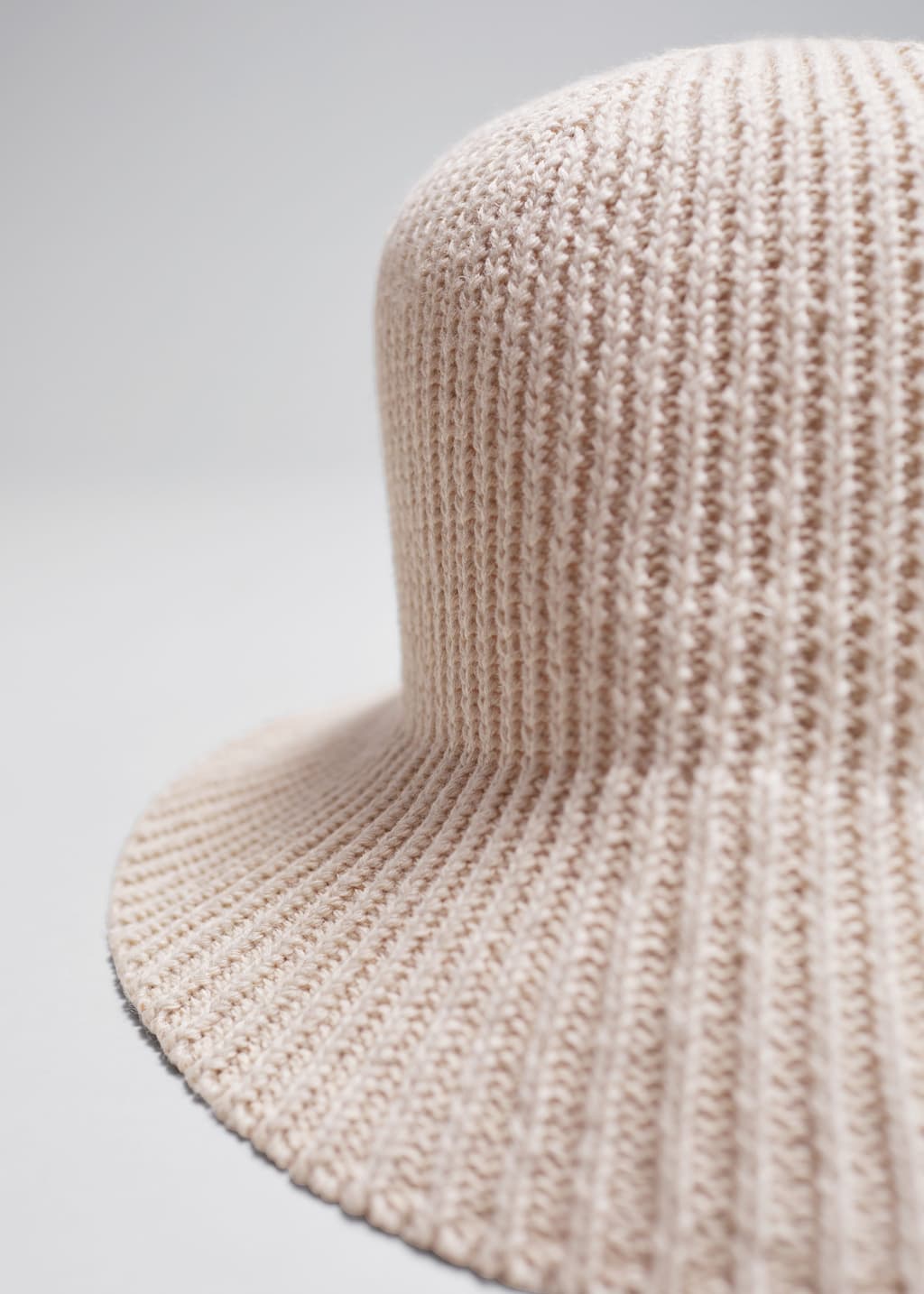 Gorro de pescador en punto de canalé - {{variantName}} - Detalle descriptivo