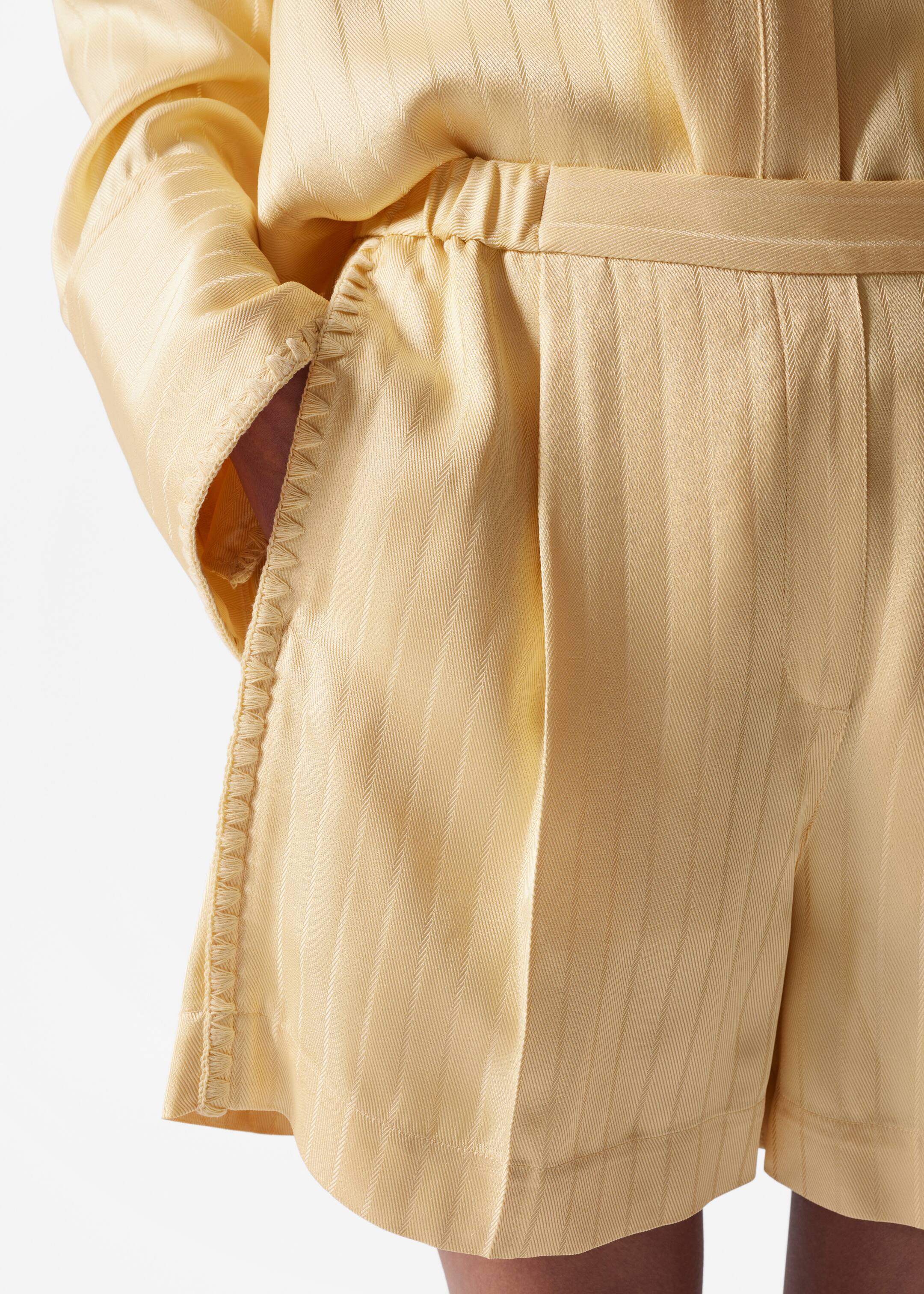 Grösseres Bild ansehen: Jacquard-Shorts mit Bügelfalten - Hellgelb - DAMEN | H&M CH 4