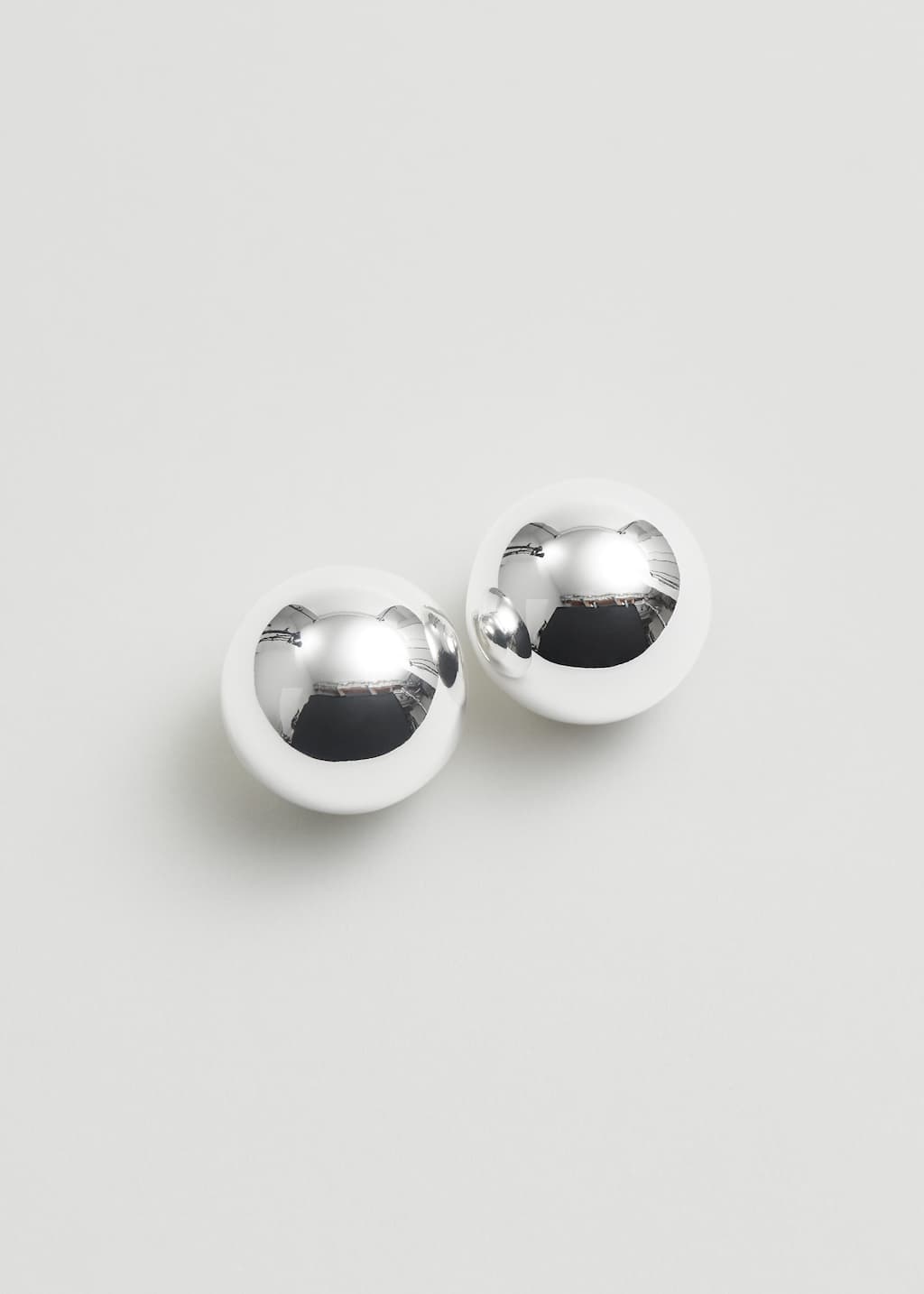 Boucles d’oreilles argentées en forme de boule