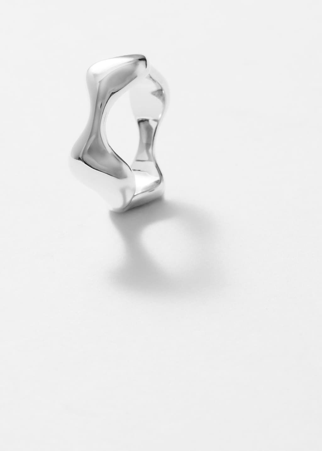 Vågformad ring – Silver – stilleben