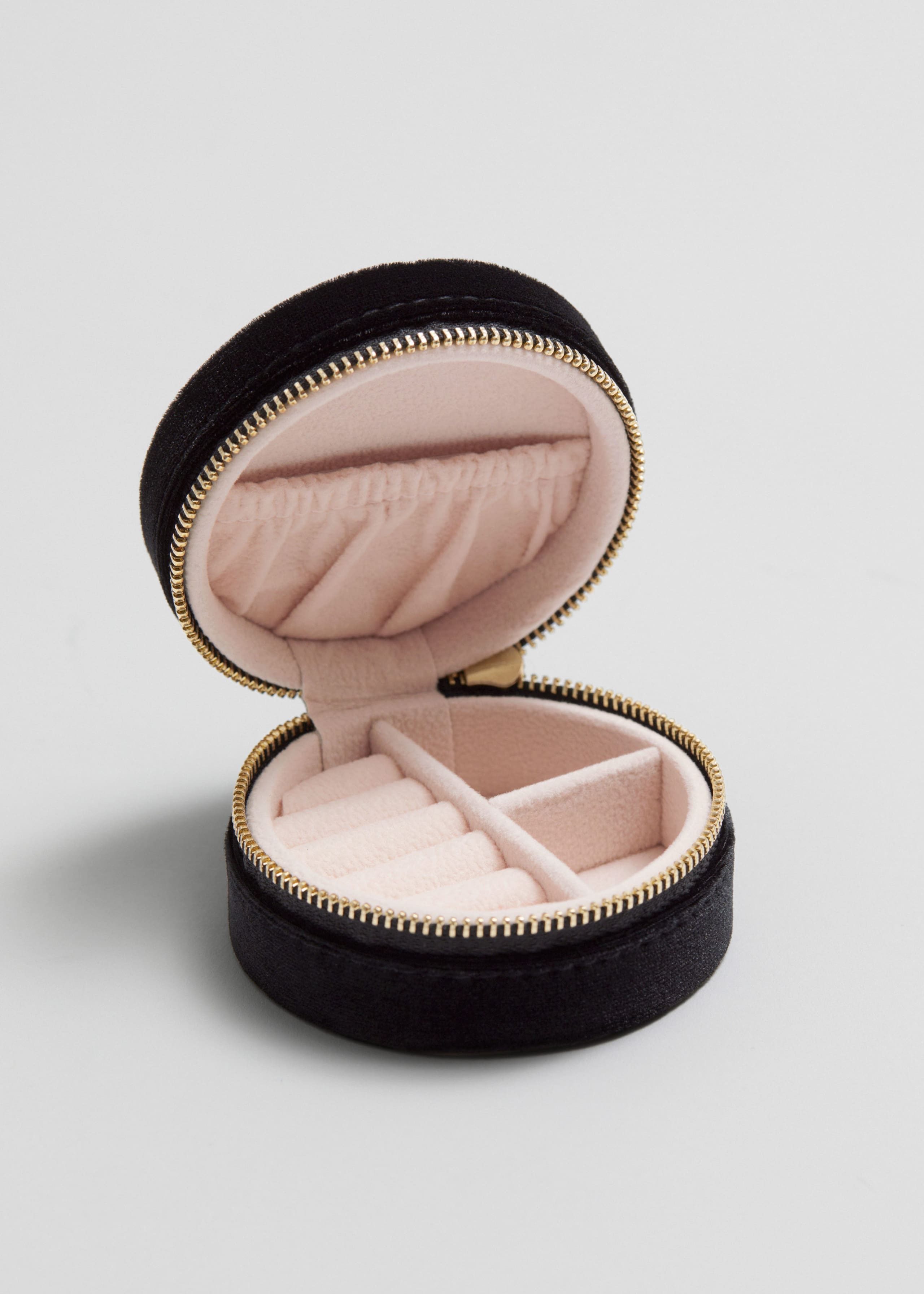 Velvet Jewellery Box - {{variantName}} - Descriptive Detail
