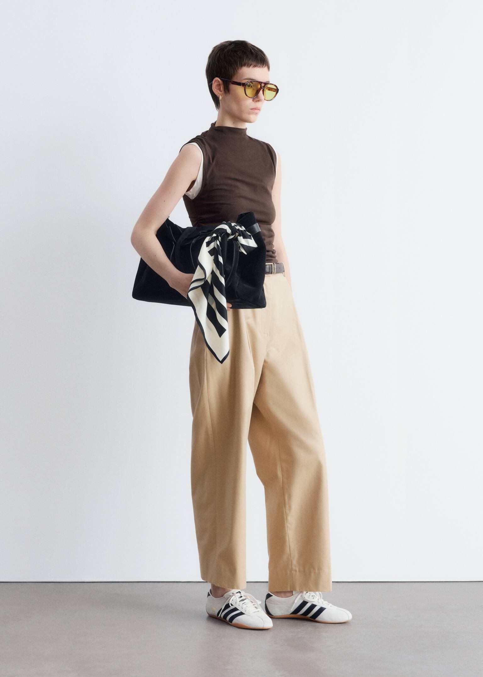 Pantalones pliegues marcados ajustados al tobillo - Beige/Negro