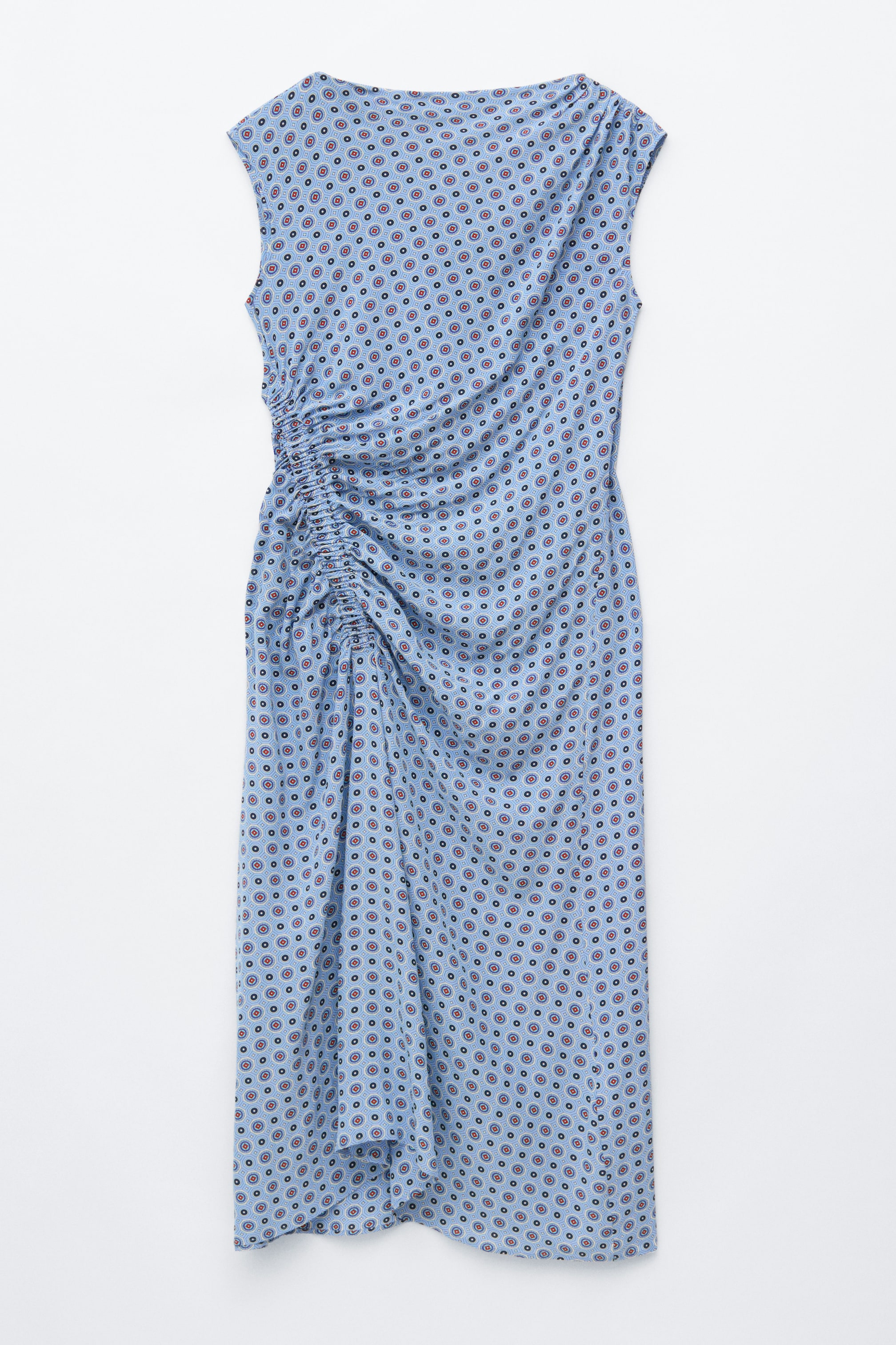 Größeres Bild ansehen: Ein hellblaues Midikleid wird frontal präsentiert und zeigt ein wiederholendes geometrisches Muster aus konzentrischen Kreisen. Es verfügt über einen U-Boot-Ausschnitt, mit dezenten Raffungen an der rechten Schulter und ausgiebigen Rüschen entlang der linken Seite, die zu einem asymmetrischen Saum führen.