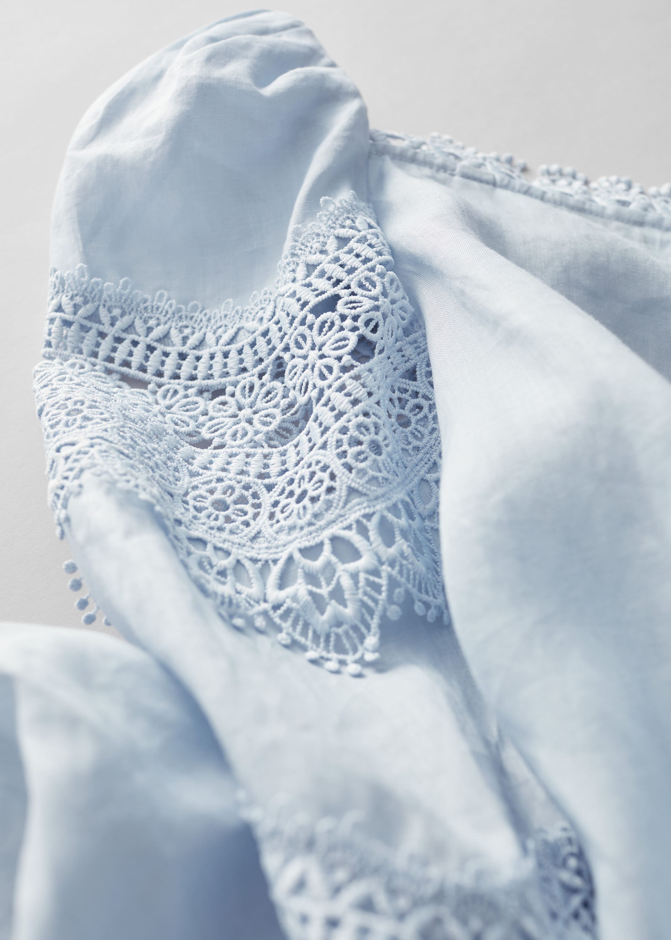 Blusa con finitura in pizzo - {{variantName}} - Descrizione dettagliata