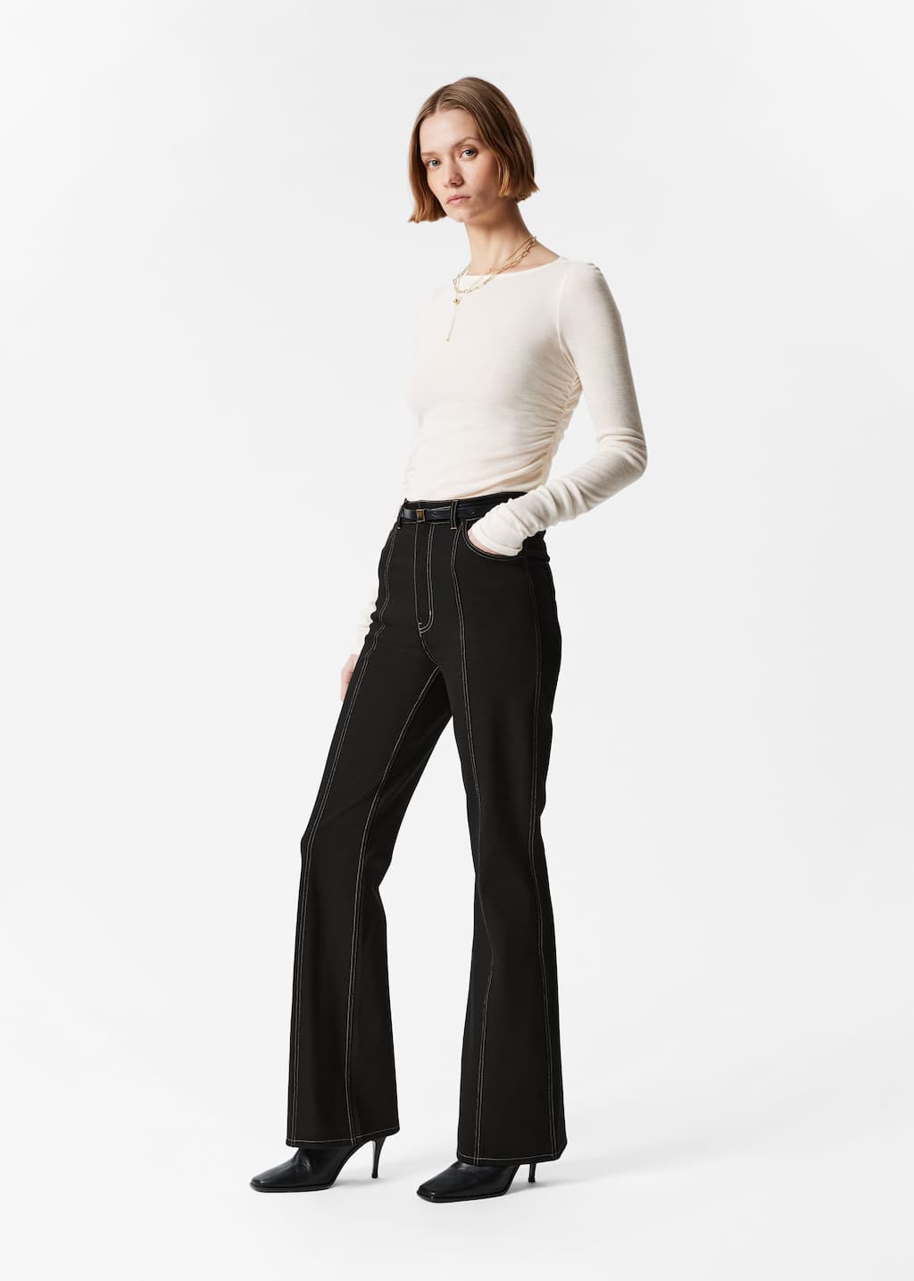 Pantalones acampanados con pespuntes - Negro - Lookbook