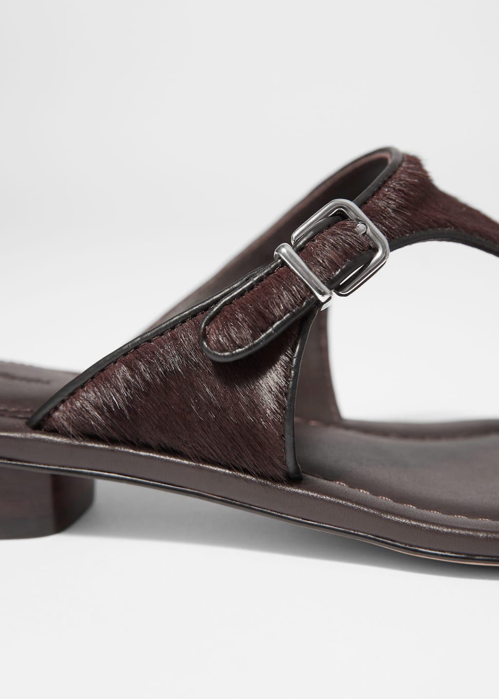 Chanclas de piel adornadas con hebillas - {{variantName}} - Detalle descriptivo