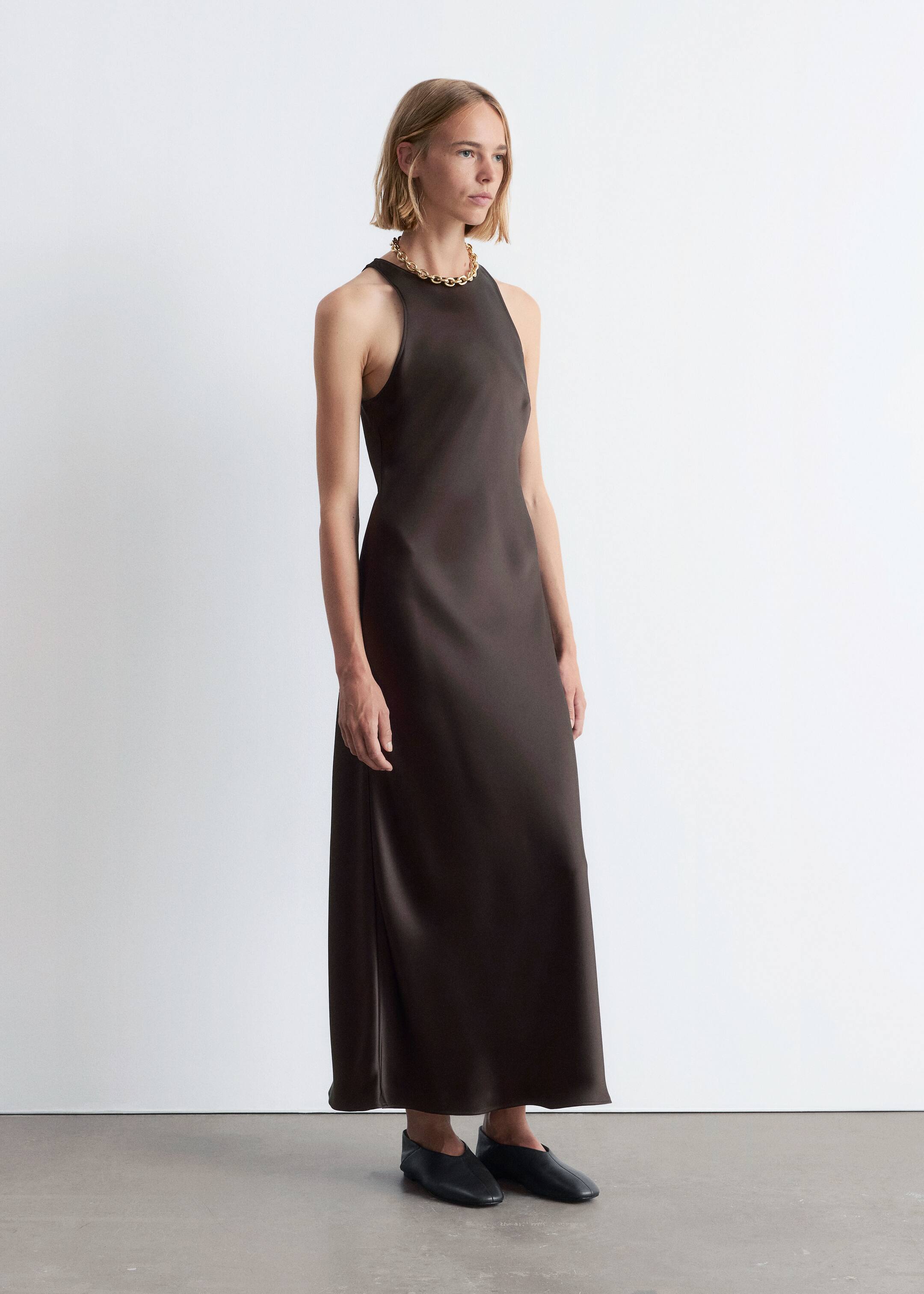 Se større billede: Ærmeløs midikjole i satin - Mørkebrun - DAME | H&M DK 3