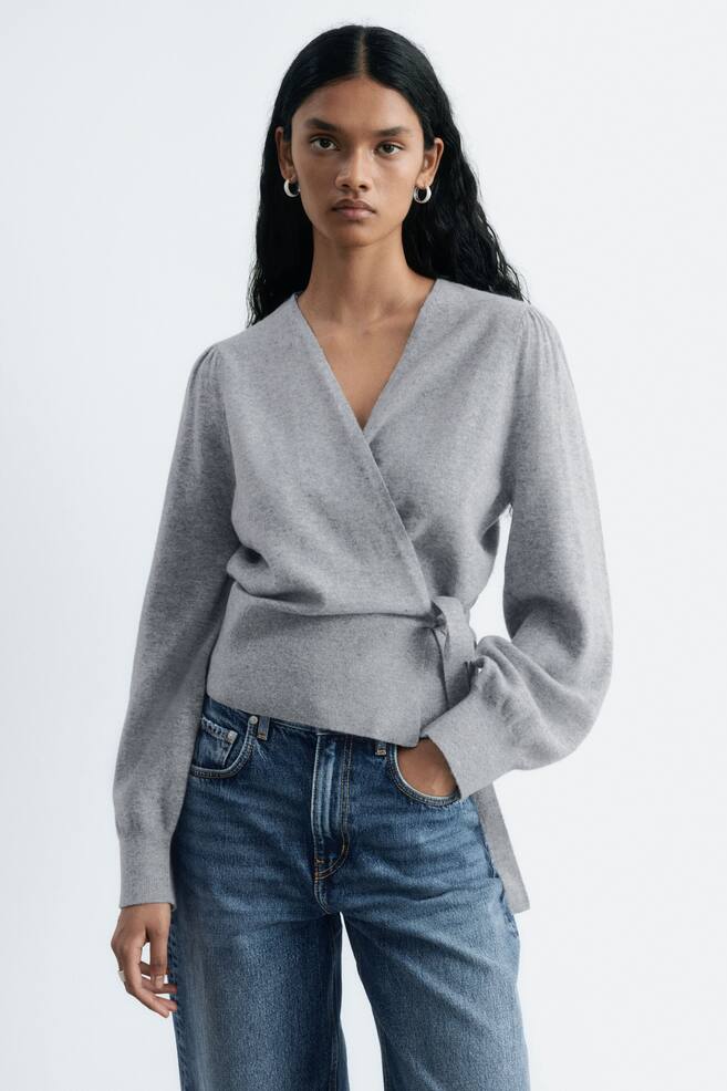 Wickel-Strickjacke aus Merinowolle - Grau meliert/Flieder/Dunkelbraun - 1
