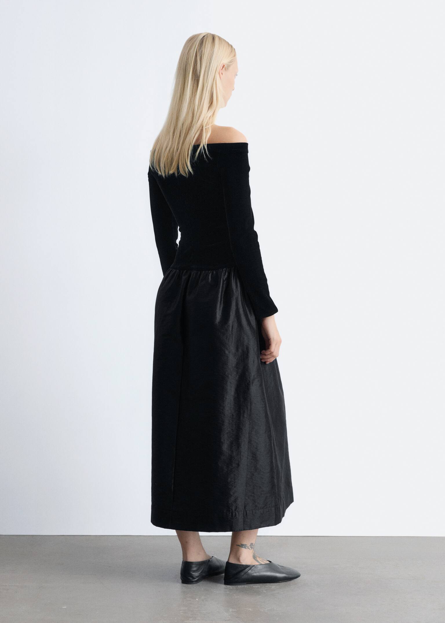 Off-Shoulder Velvet Midi Dress - שחור - 6