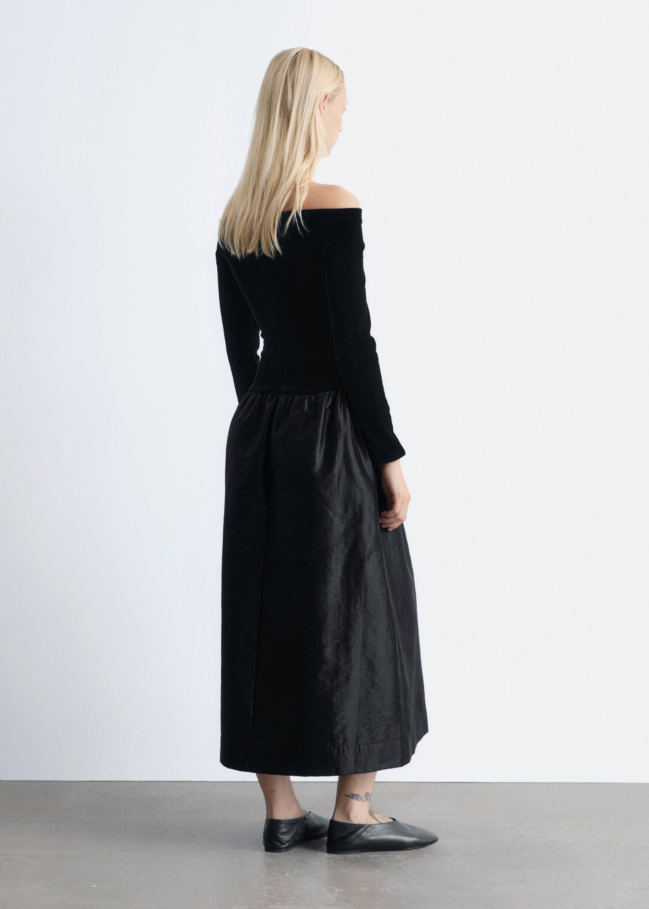 הצגת תמונה גדולה יותר: Off-Shoulder Velvet Midi Dress - שחור - Ladies | H&M IL 5