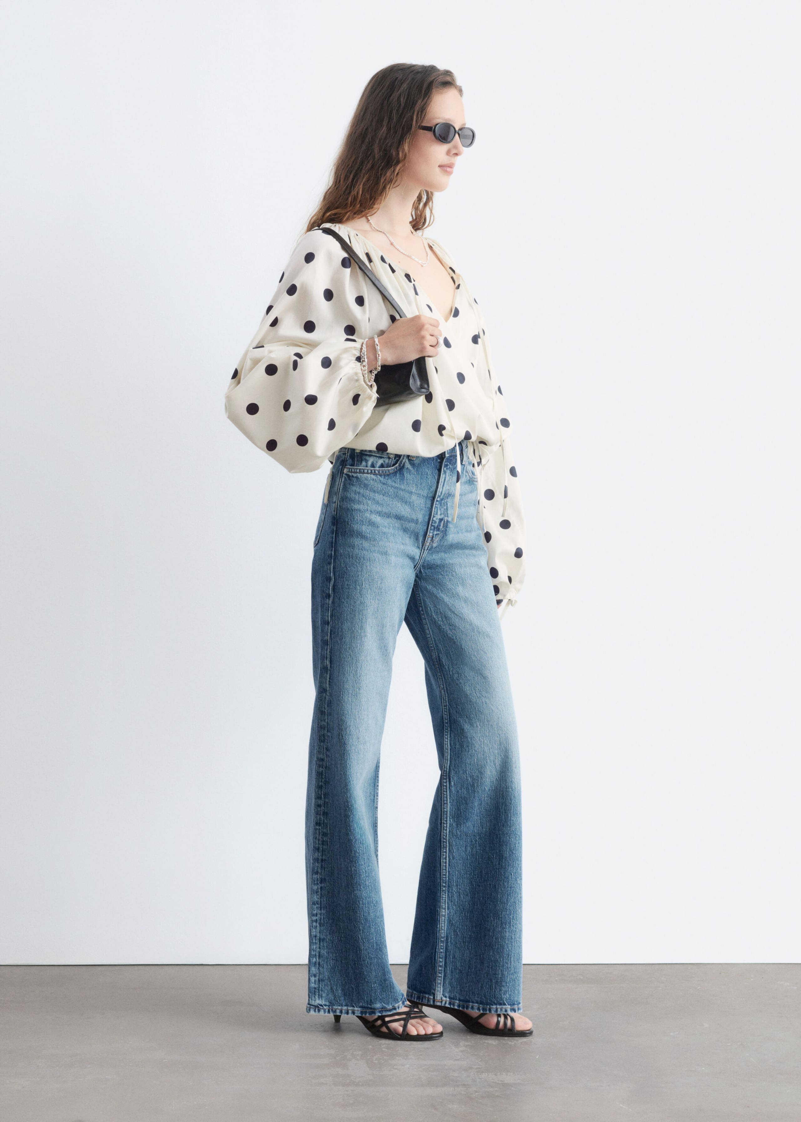Wickelbluse aus Baumwolle - White/Black Dots - Stillleben