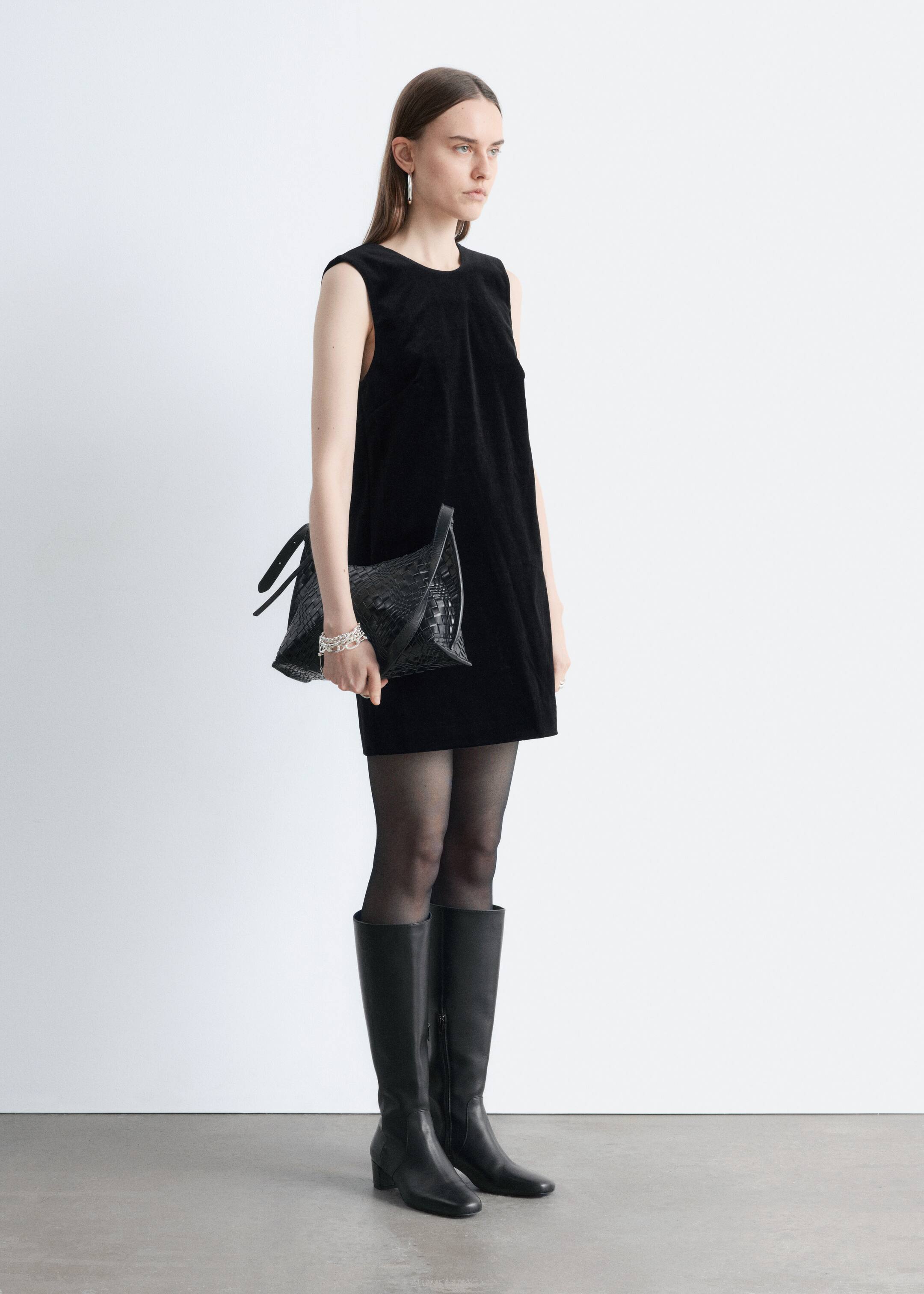 Agrandir l'image: Robe courte en velours à dos ouvert - Noir | H&M BE 4