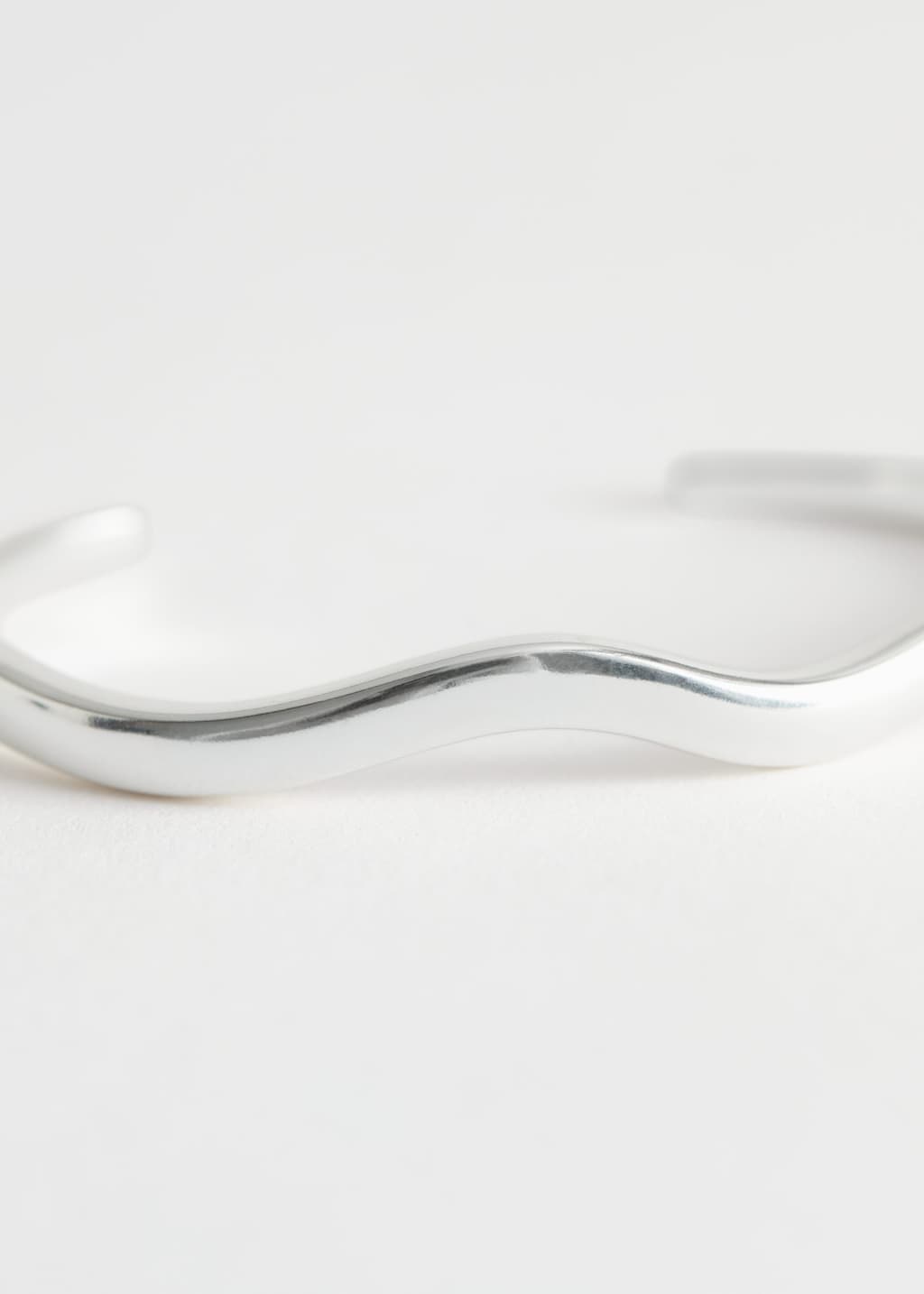 Brazalete abierto ondulado - {{variantName}} - Detalle descriptivo