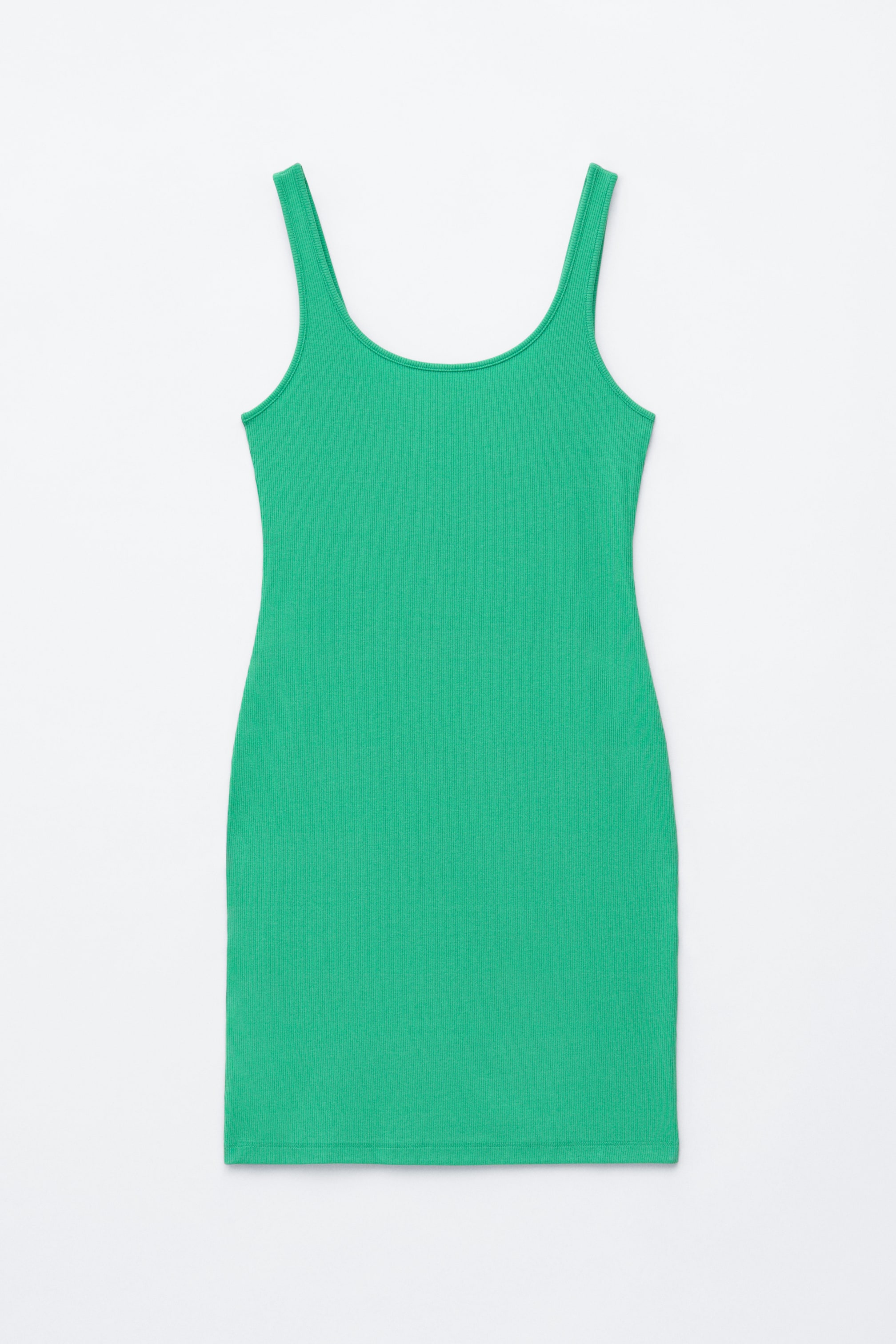 Vezi imaginea mai mare: O rochie mini din tricot verde cu nervuri este prezentată din față, având un decolteu rotund și bretele subțiri. Rochia afișează o siluetă mulată.