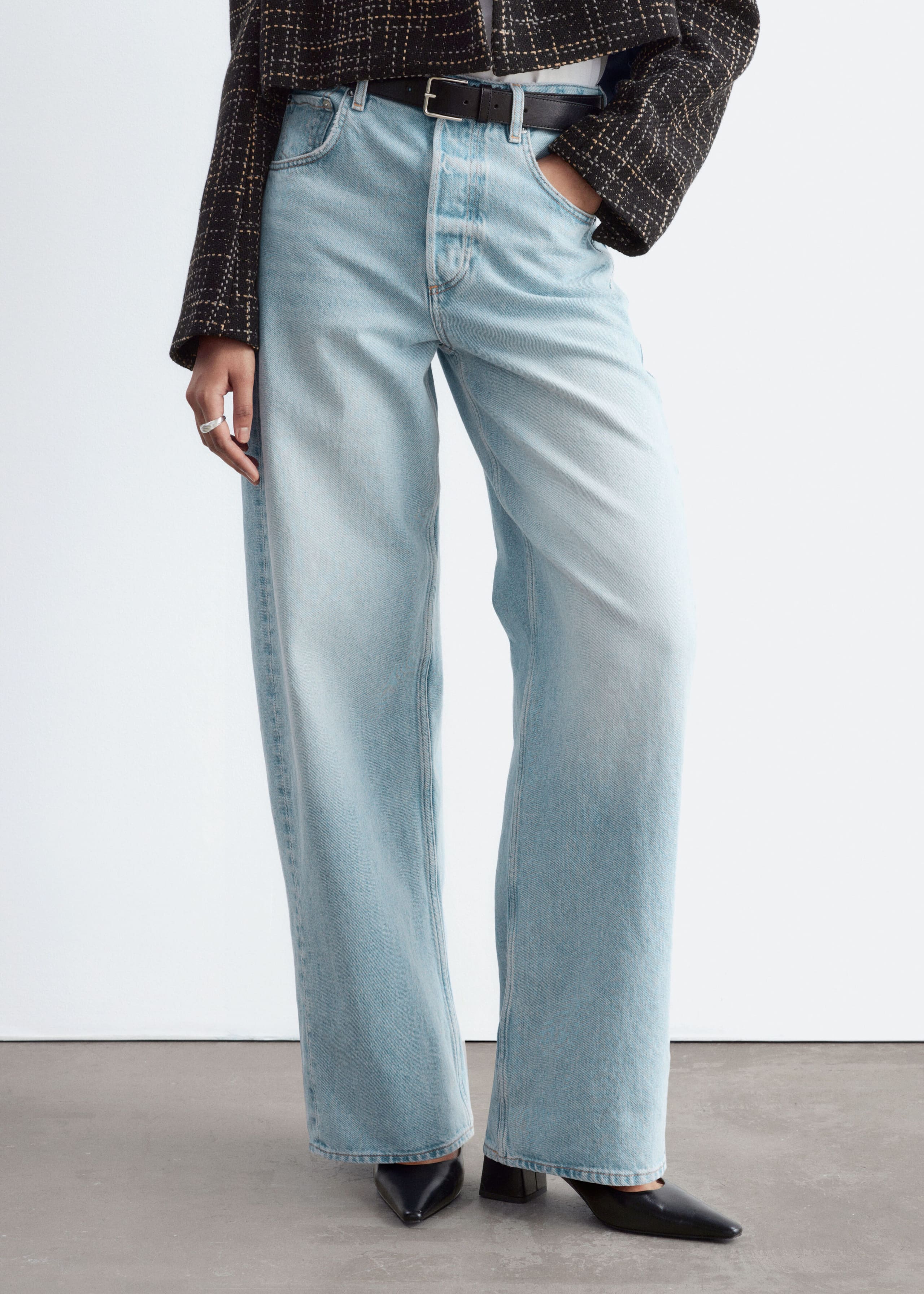 Barrel-Leg Jeans - Light Blue - Lookbook