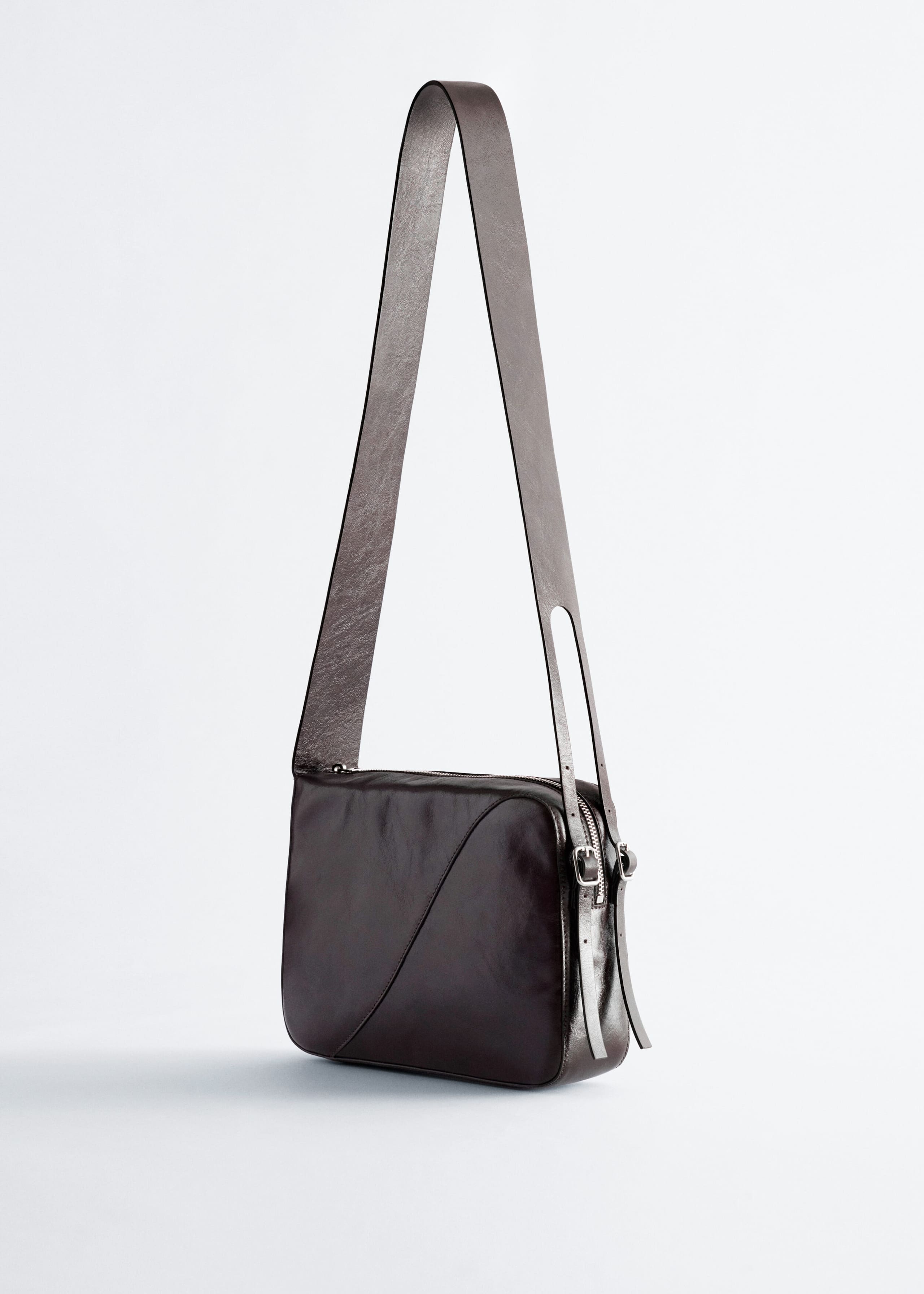 Umhängetasche aus Leder - Dark Brown - Stillleben