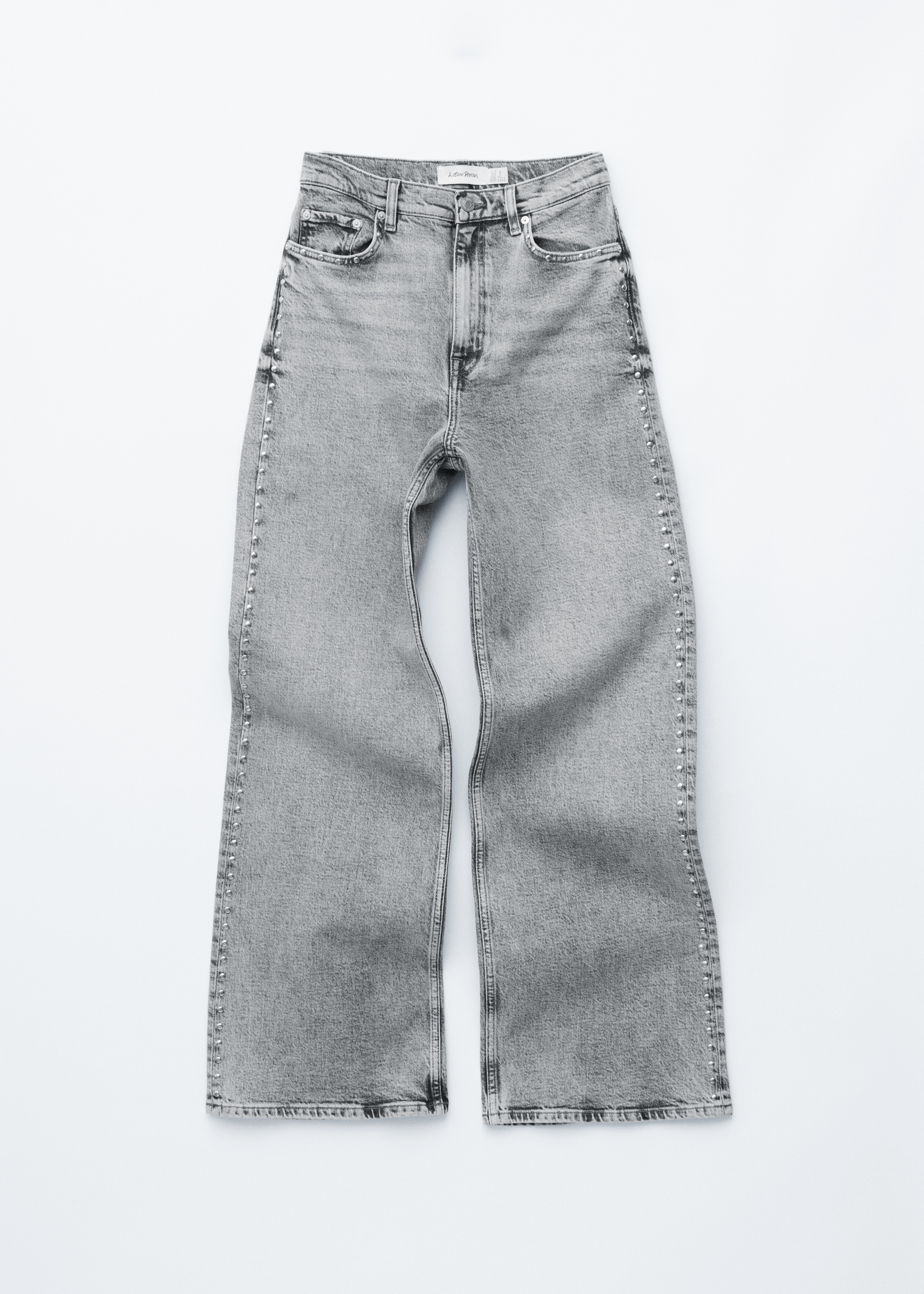 Nietenbesetzte Jeans mit weitem Bein - Hellgrau