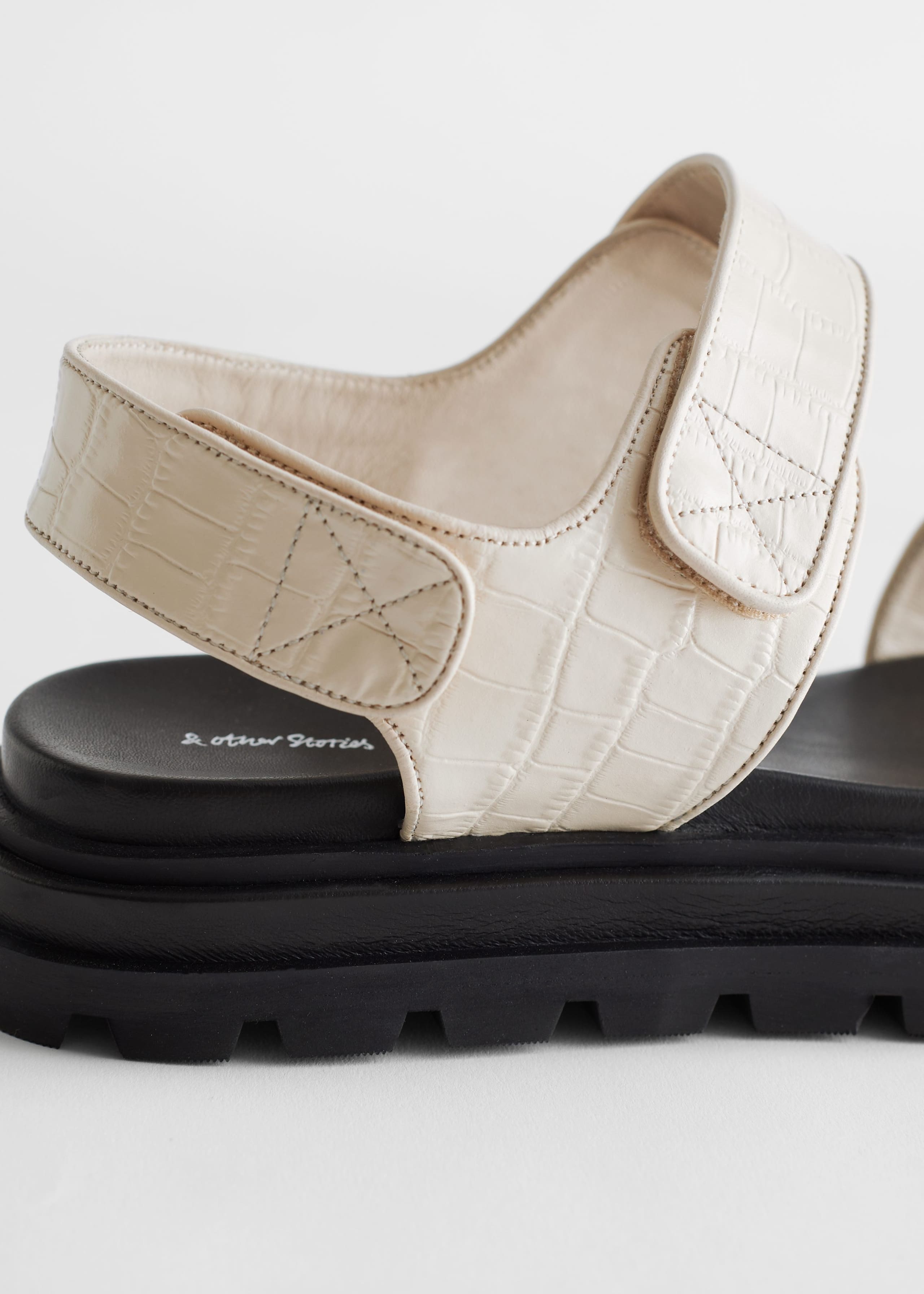 Croc Embossed Leather Sandals - {{variantName}} - Detalle descriptivo