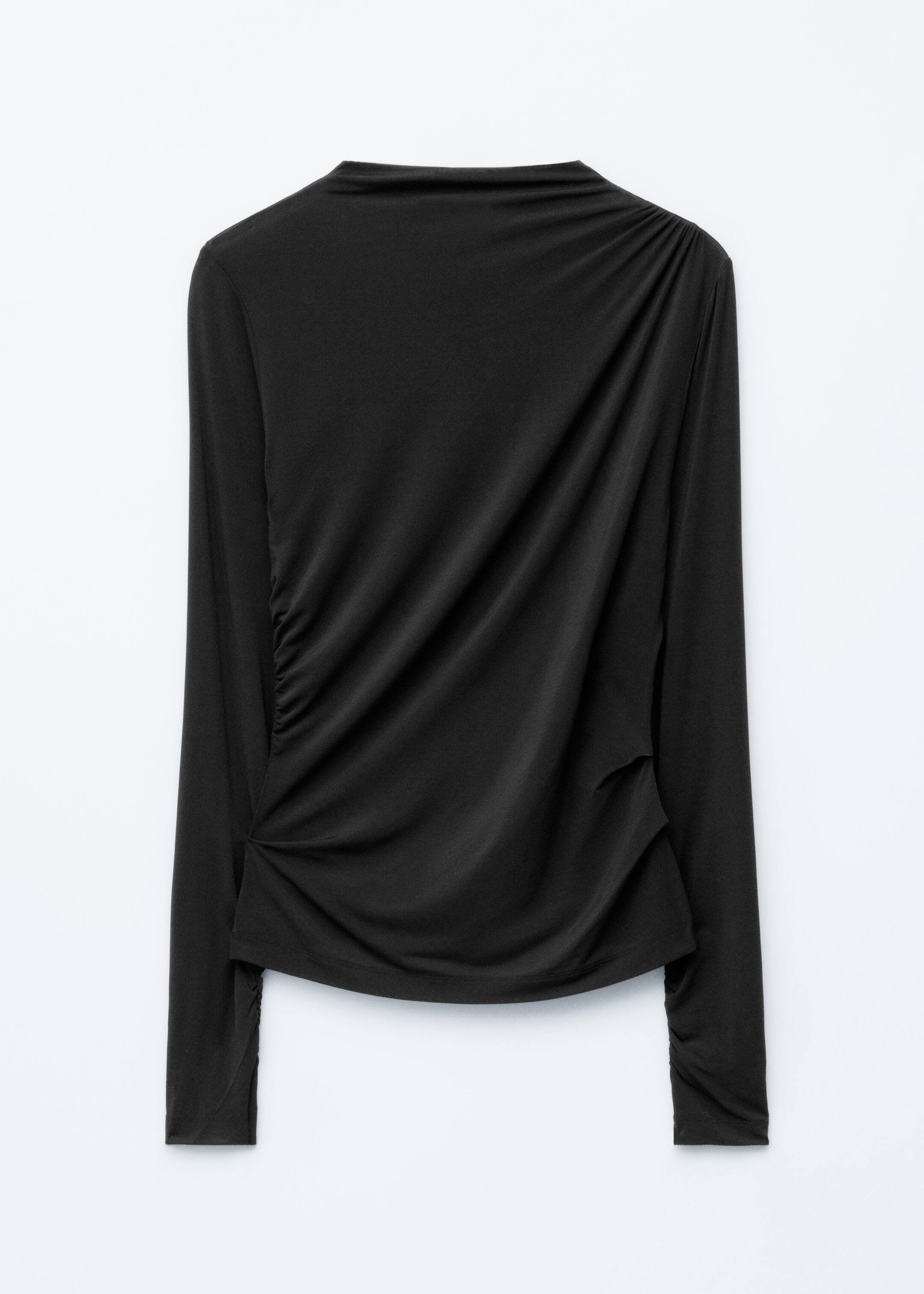 Vezi imaginea mai mare: Un top negru cu mâneci lungi prezintă o vedere frontală, având un guler fals și afișând drapaje și încrețituri delicate, cu materialul adunându-se ușor pe umărul drept și de-a lungul ambelor părți ale trunchiului spre tiv.