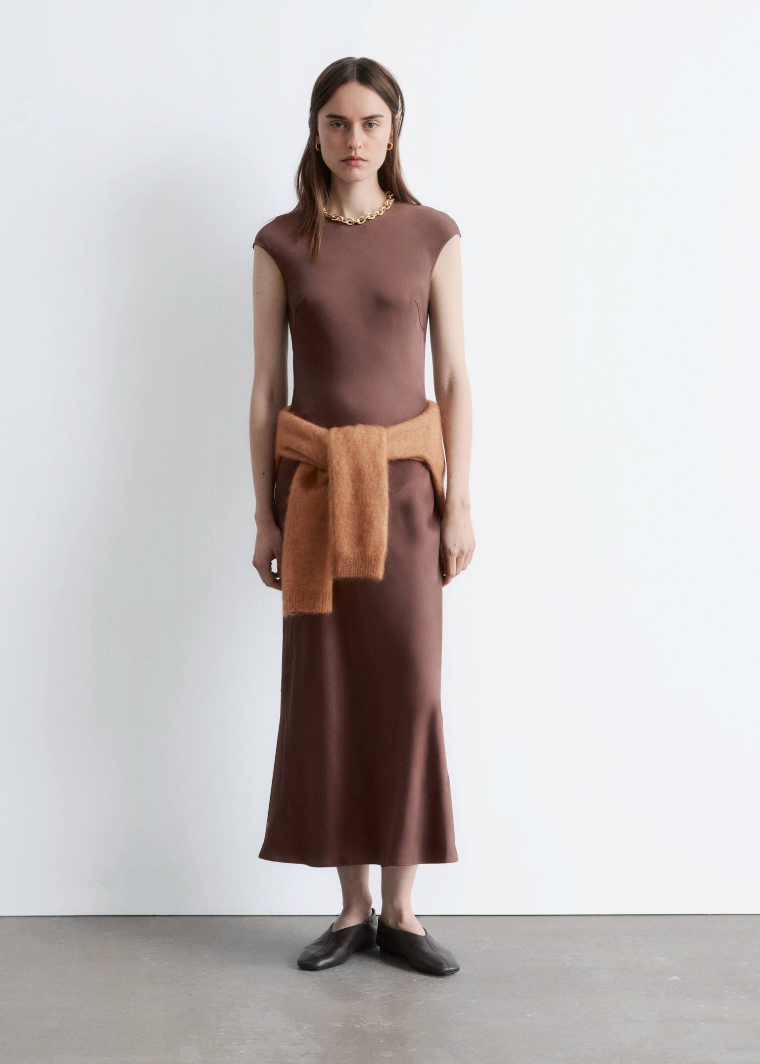 Вталена сатенена макси рокля - Кафяво/Тъмносиньо - 2