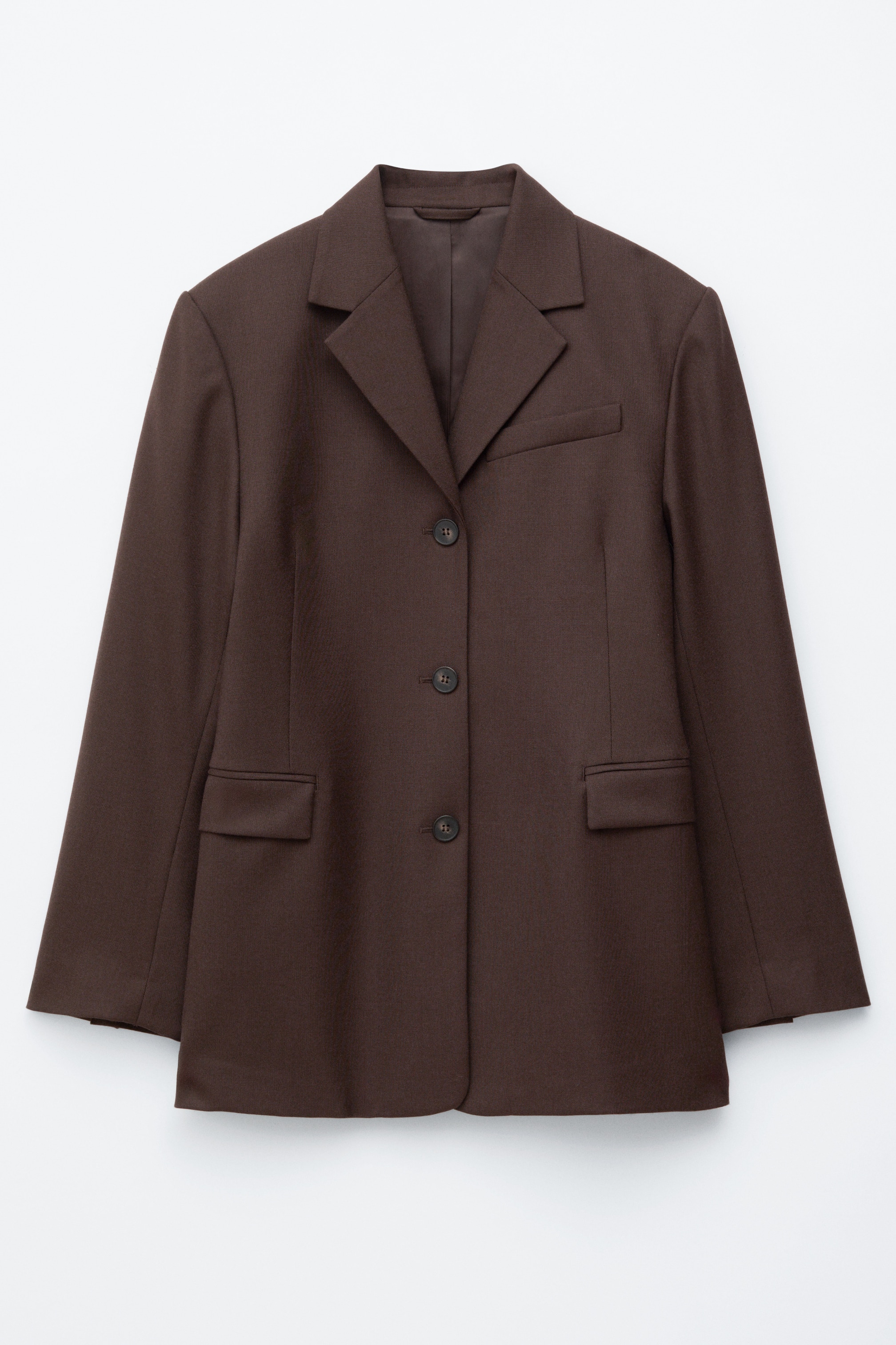 Agrandir l'image: Un blazer marron est présenté de face. Il est doté de revers crantés, de trois boutons foncés, d'une poche poitrine passepoilée simple et de deux poches à rabat.