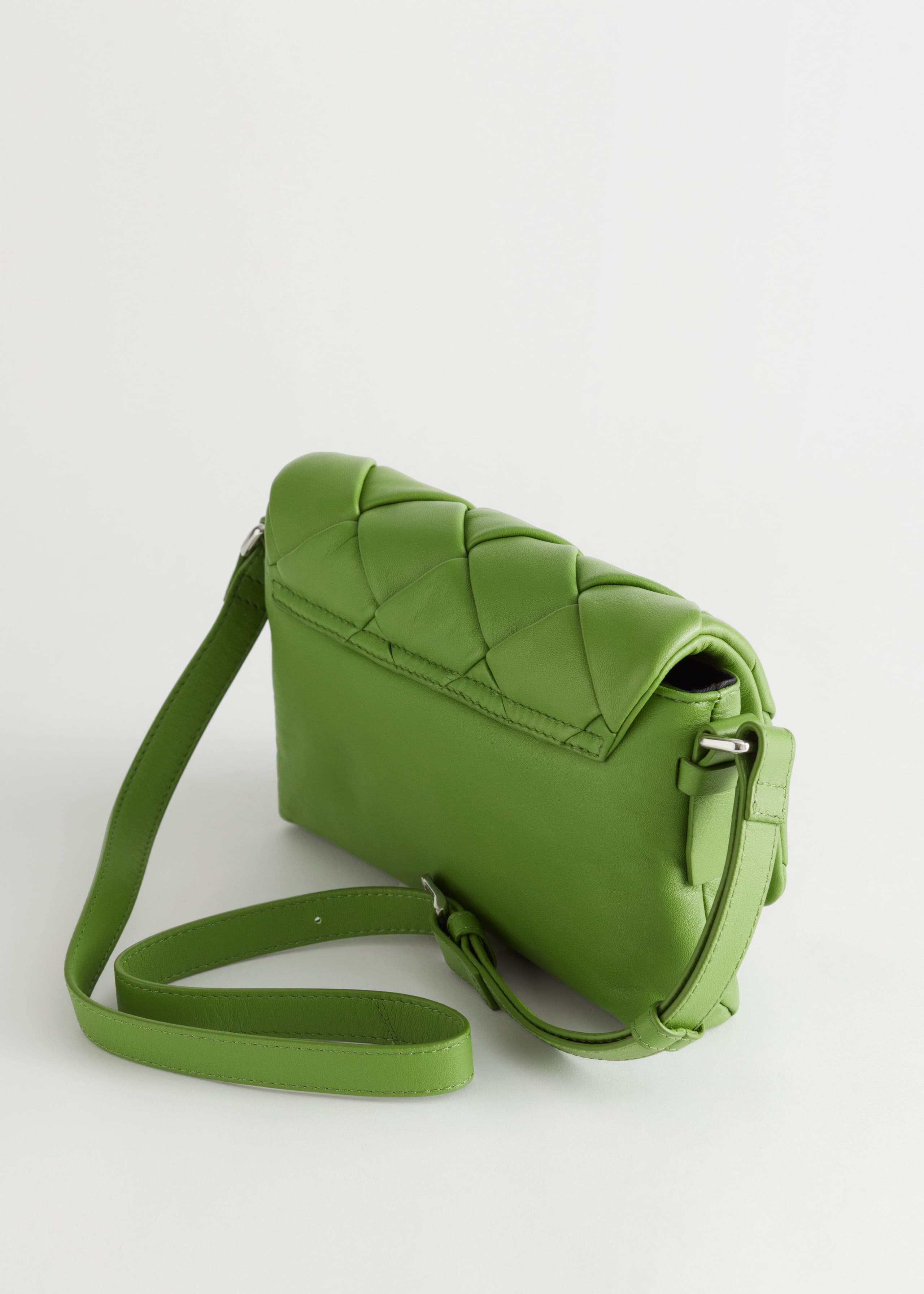 BraidedLeatherCrossbodyBag - Chestnut - Natura morta