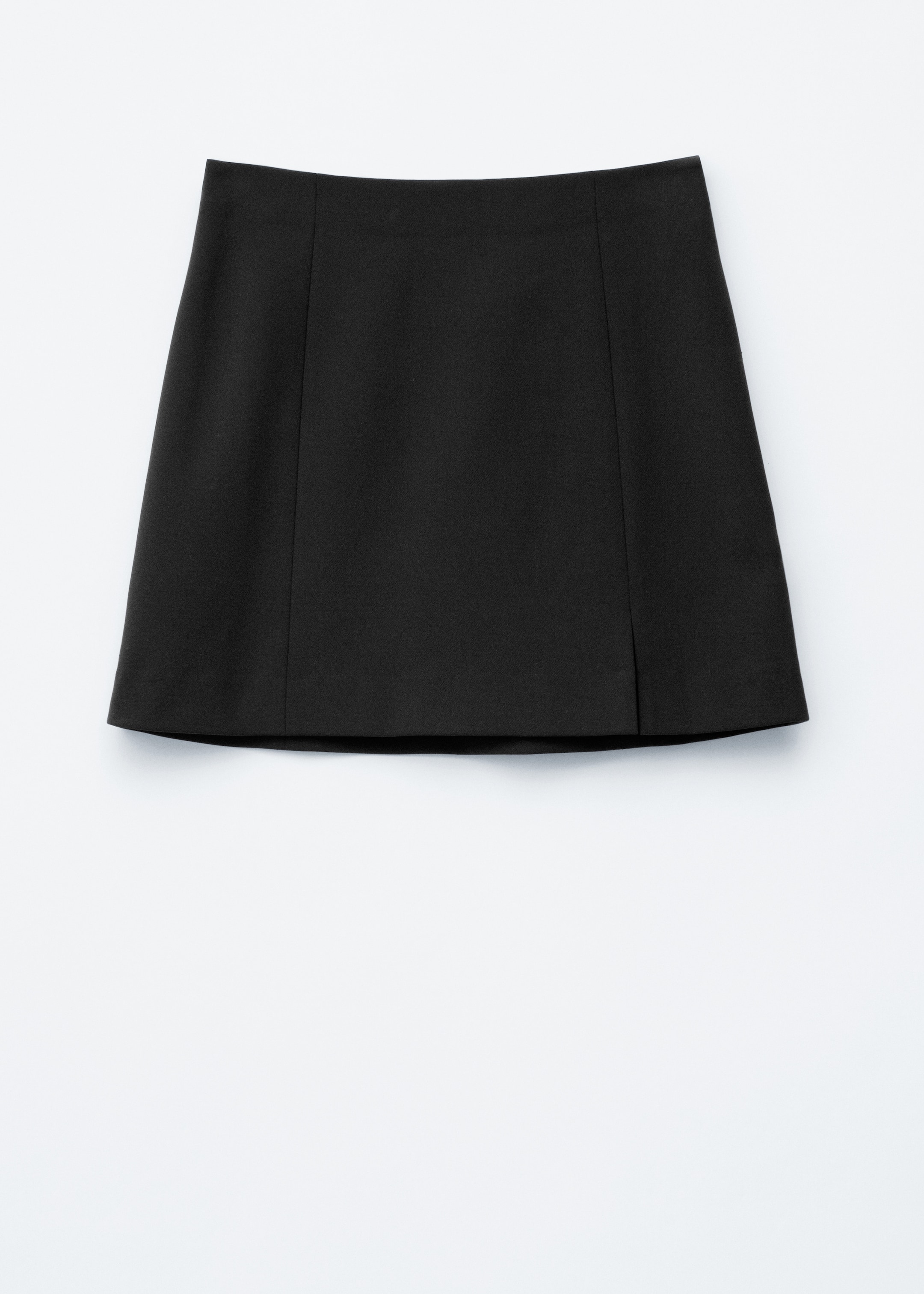 Größeres Bild anzeigen: Ein schwarzer High-Waist-Minirock wird von vorne präsentiert, mit einem sauberen Finish, einer schlanken Passform und zwei vertikalen Schnittlinien auf der Oberfläche.