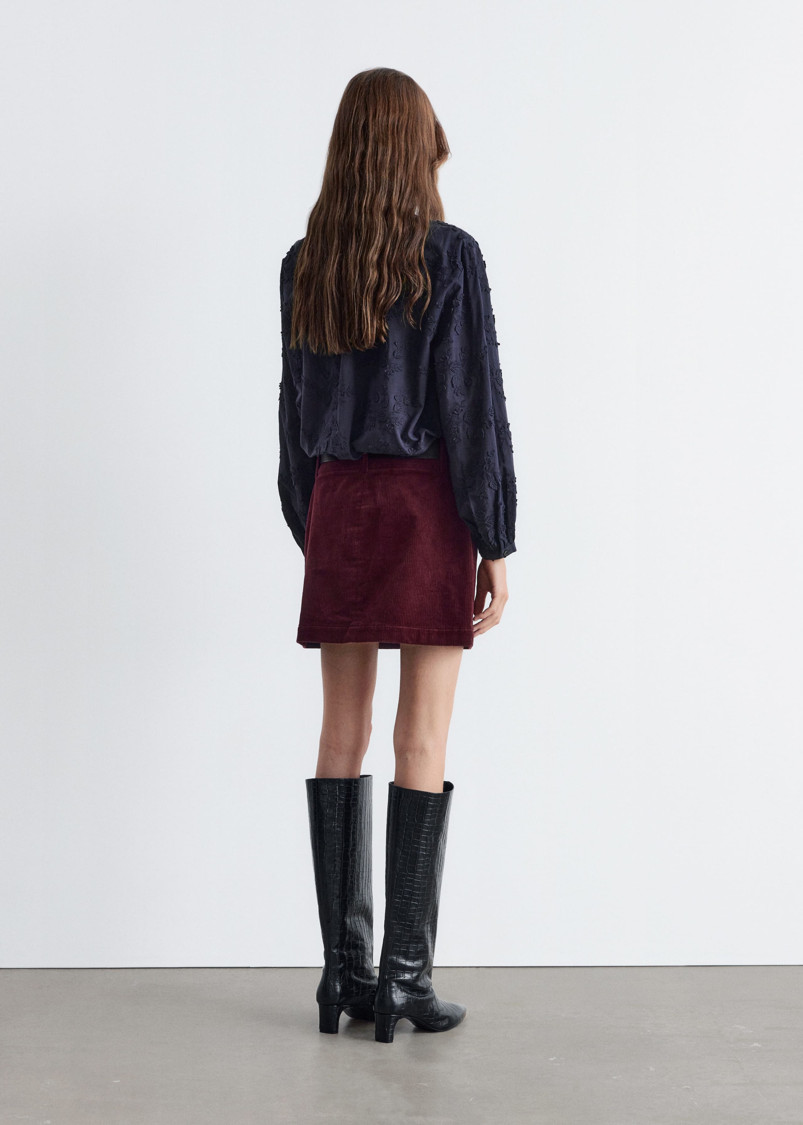 Image of Voluminös blus med blomapplikationer