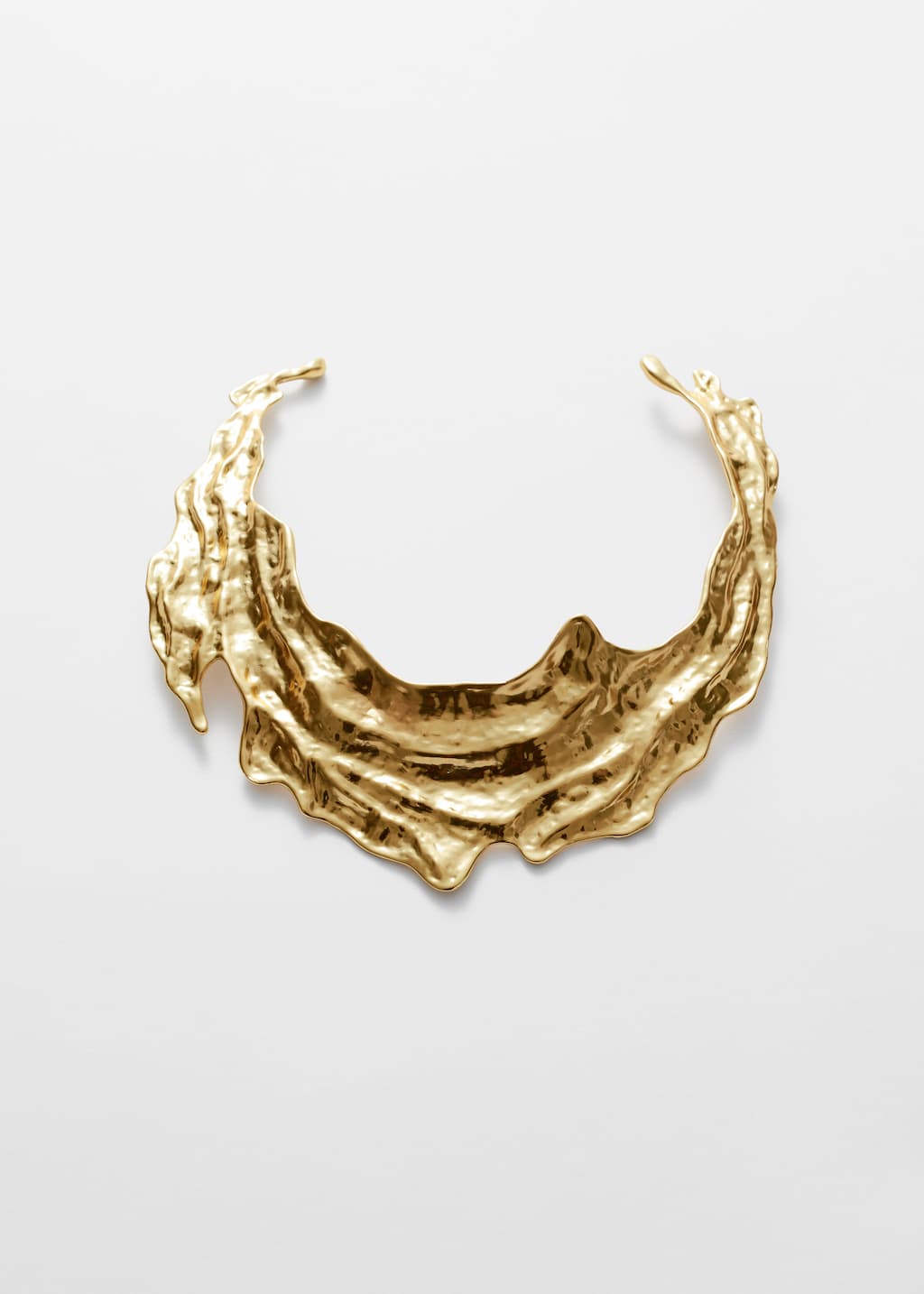 Collar rígido esculpido