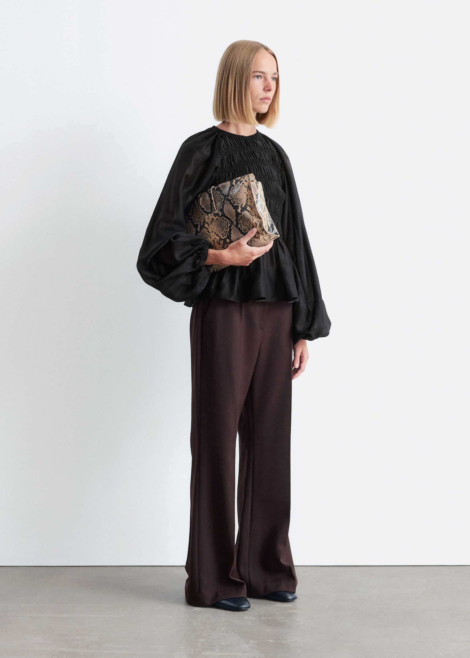 Gesmokte Bluse mit Ballonärmeln - Schwarz - 4