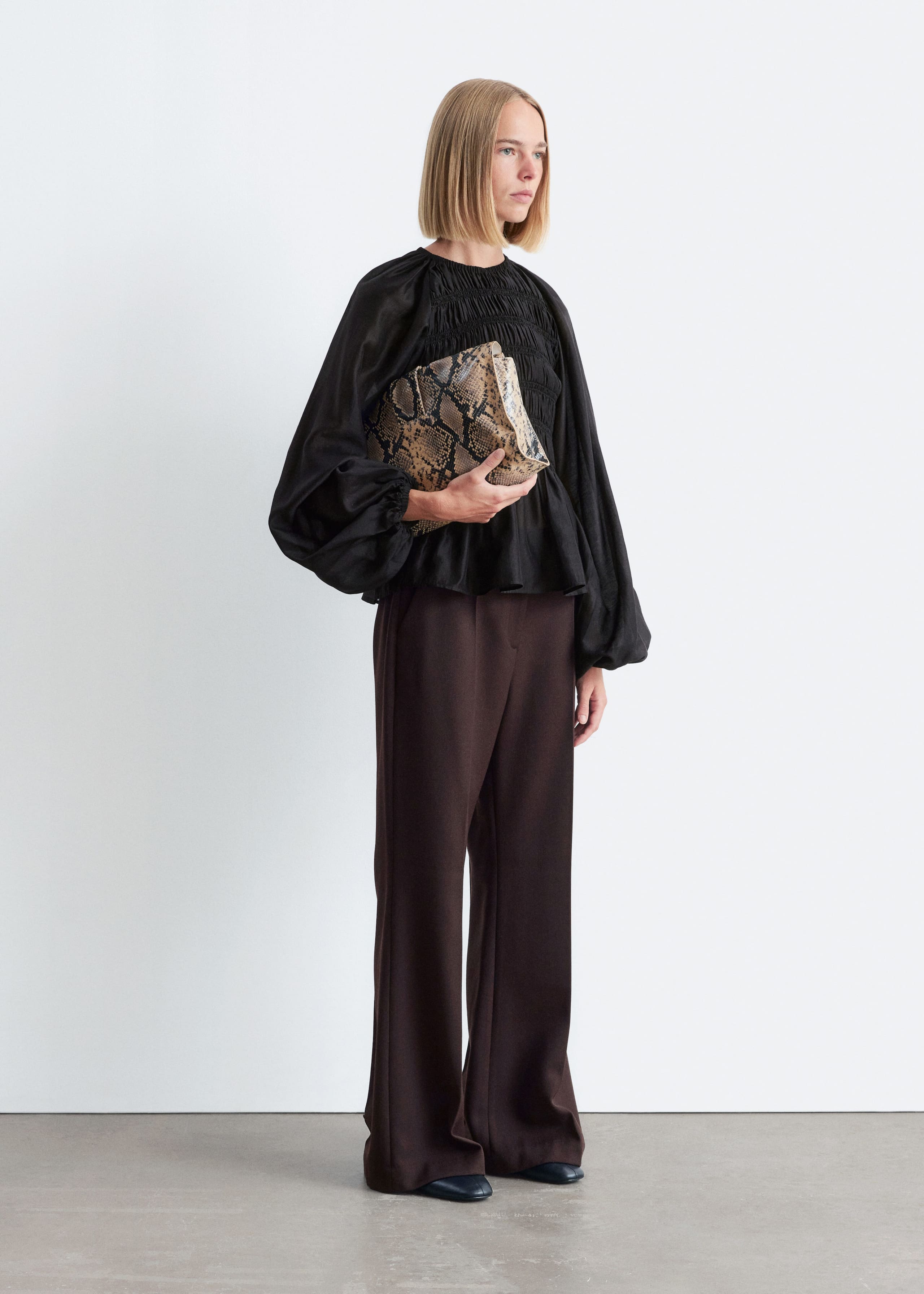 Image of Smockad blus med ballongärm