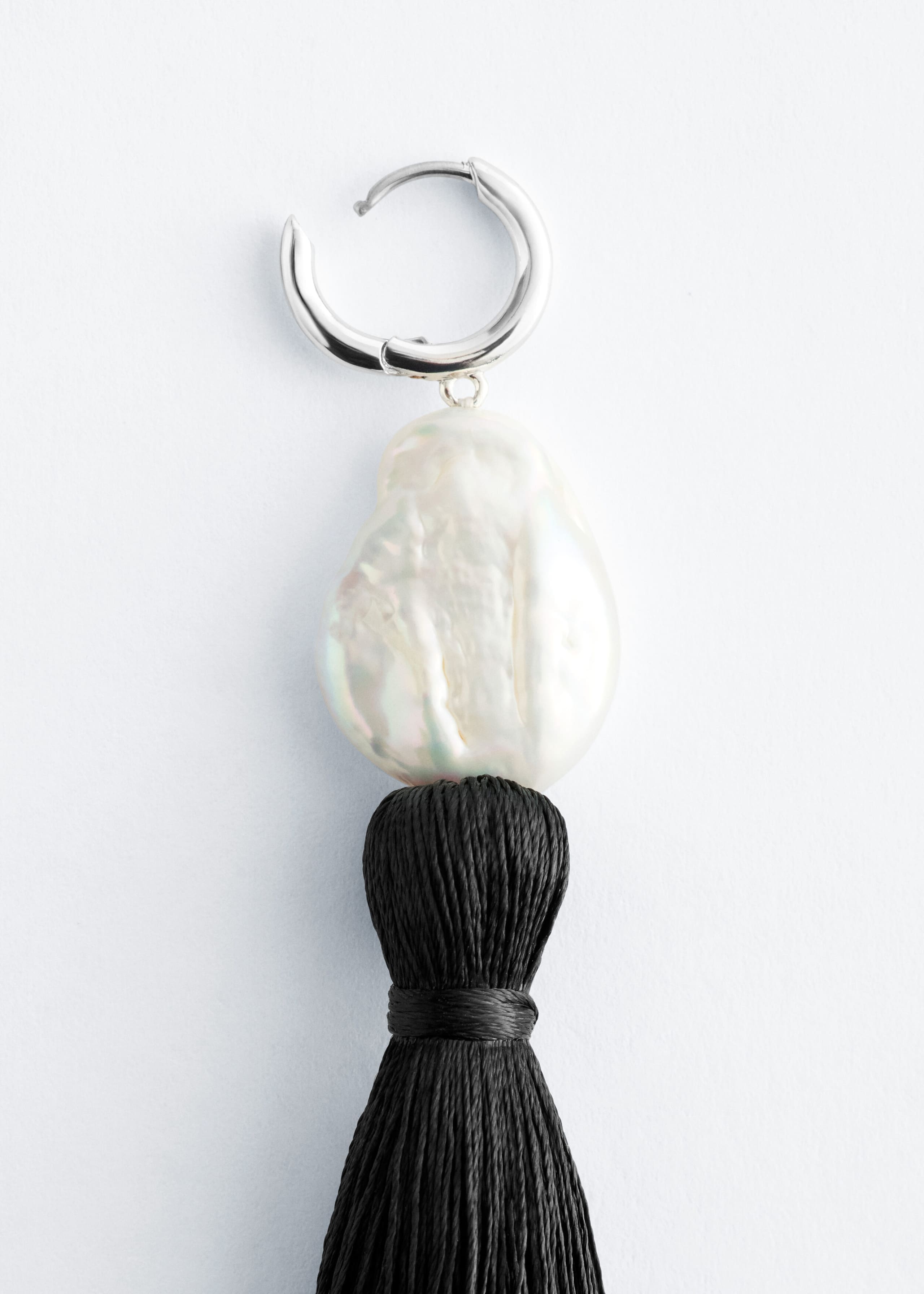 Pearl Tassel Hoop Earrings - {{variantName}} - Beschreibendes Detail