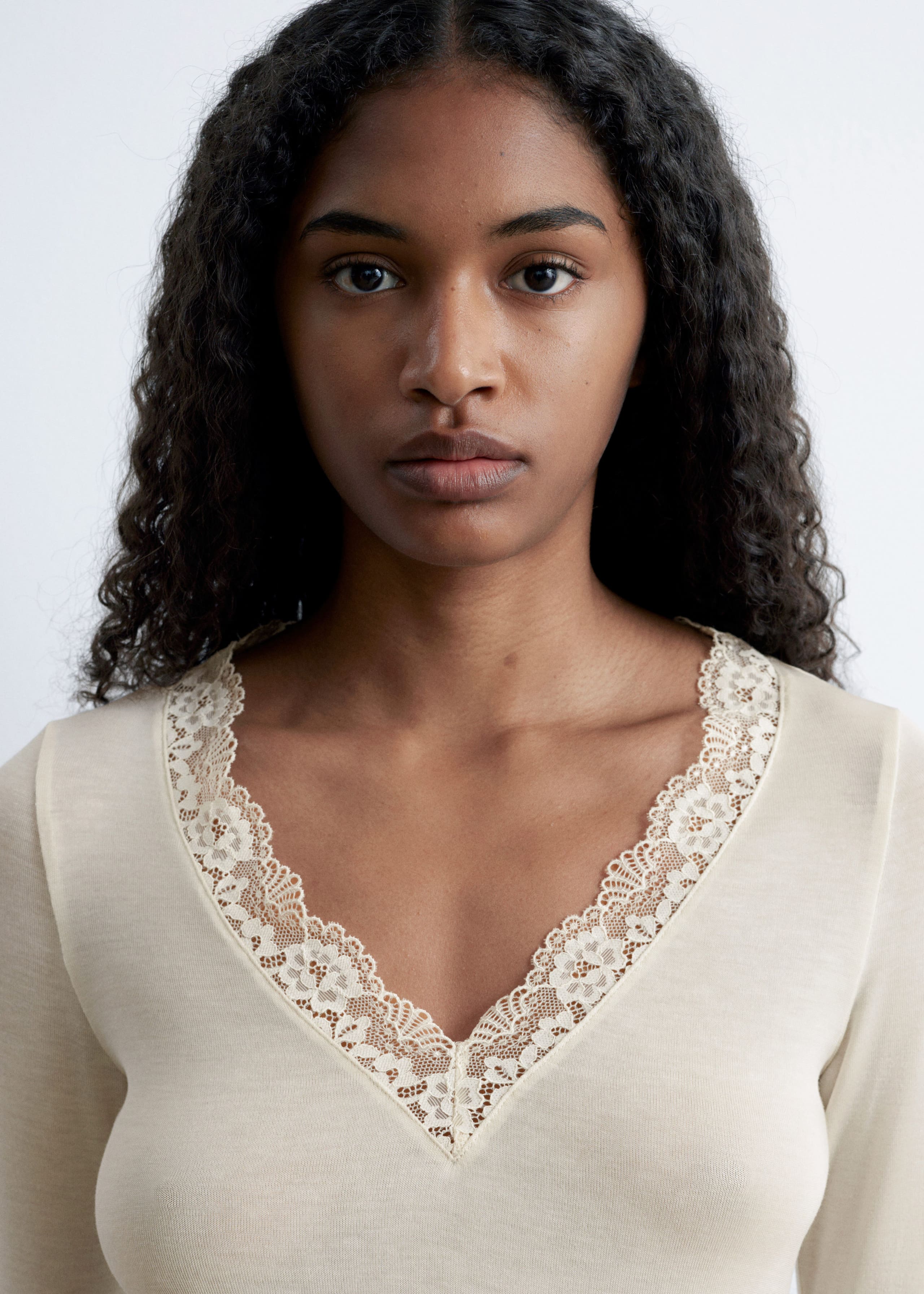 Image of Oberteil mit V-Ausschnitt und Spitzenbesatz