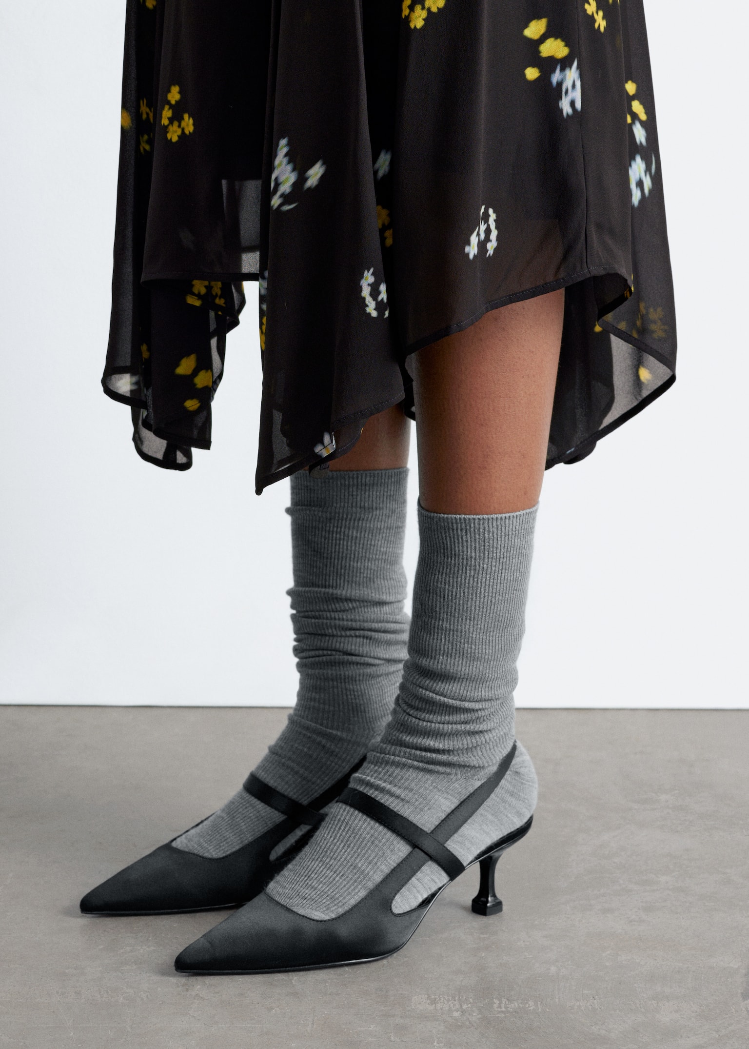 Asymetryczna spódnica midi - Czarny/kwiaty - 3