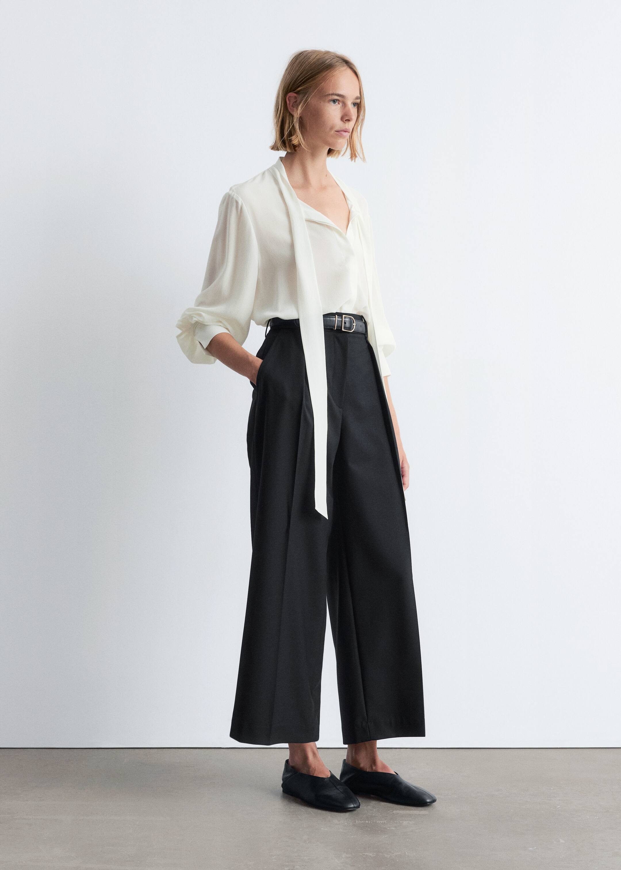 Ver imagen más grande: Pantalones con pliegues marcados entallados - Negro - MUJER | H&M ES 4
