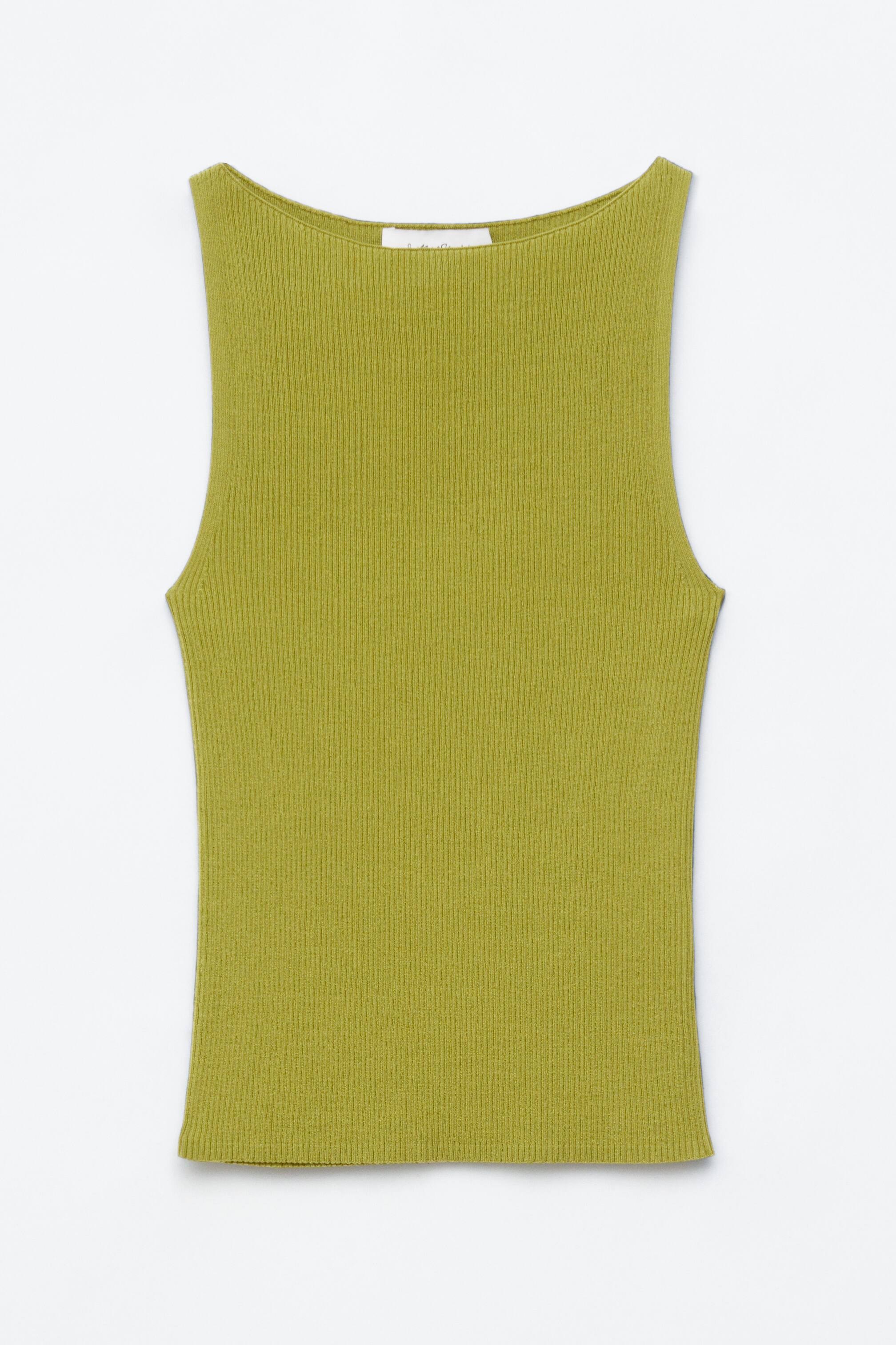 הצגת תמונה גדולה יותר: גופיית סריג בצבע ירוק זית מוצגת במבט קדמי, עם גזרה צמודה, מחשוף סירה וקצוות חלקים.