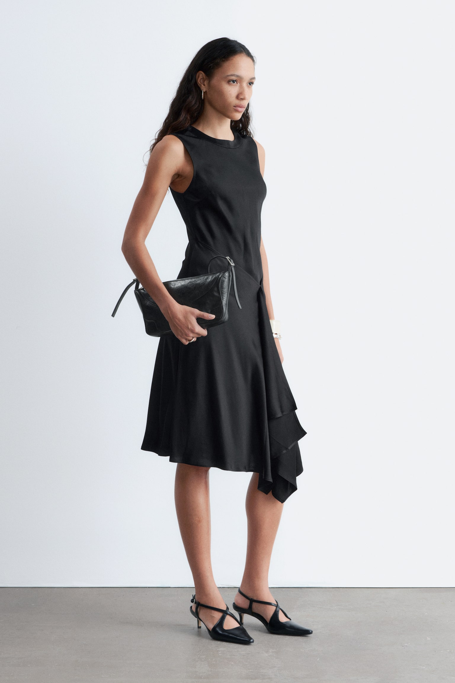 Abito midi in raso asimmetrico - Nero/Rosa polvere - 6