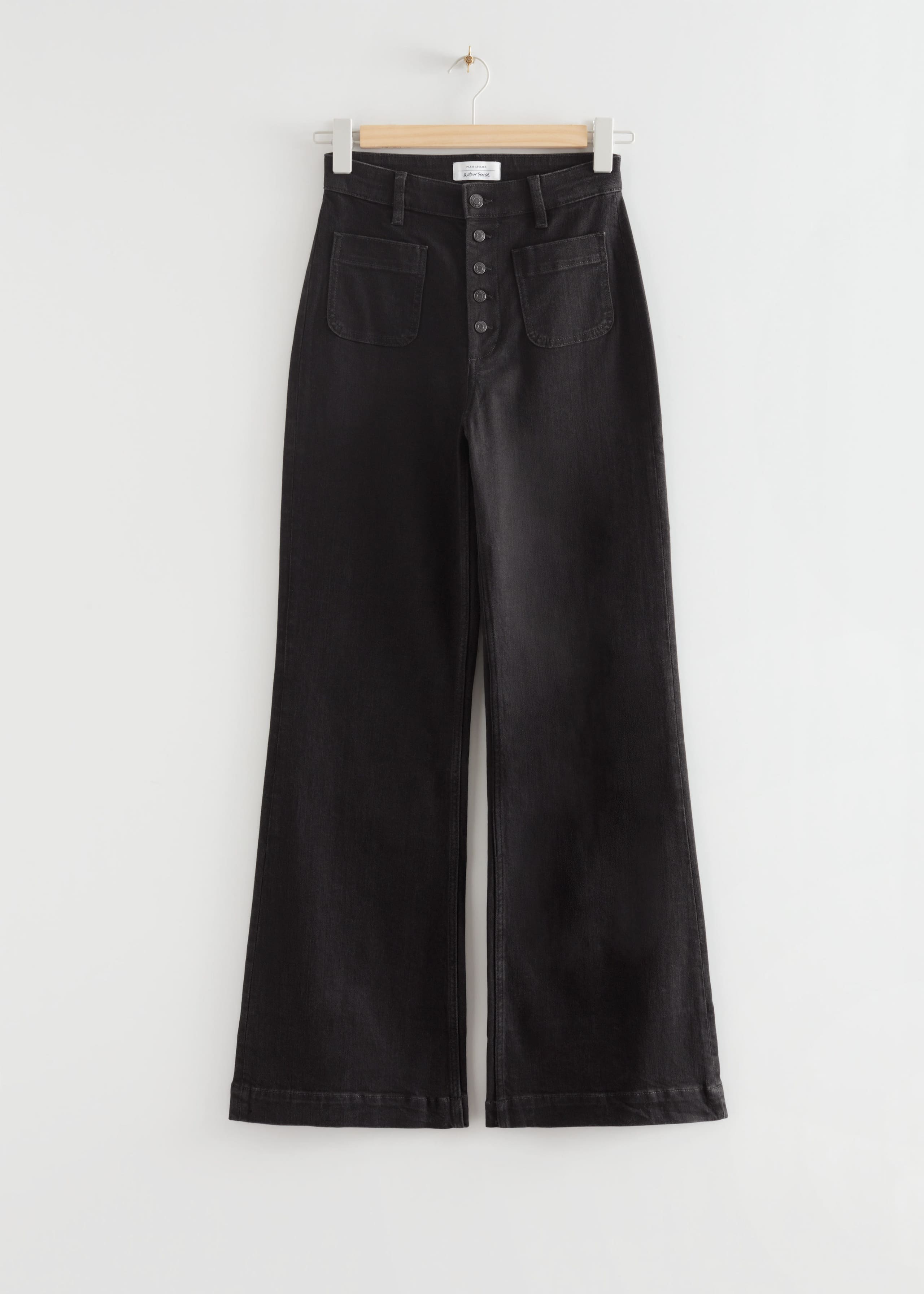 Ausgestellte Jeans mit Knöpfen - Schwarz - Stillleben