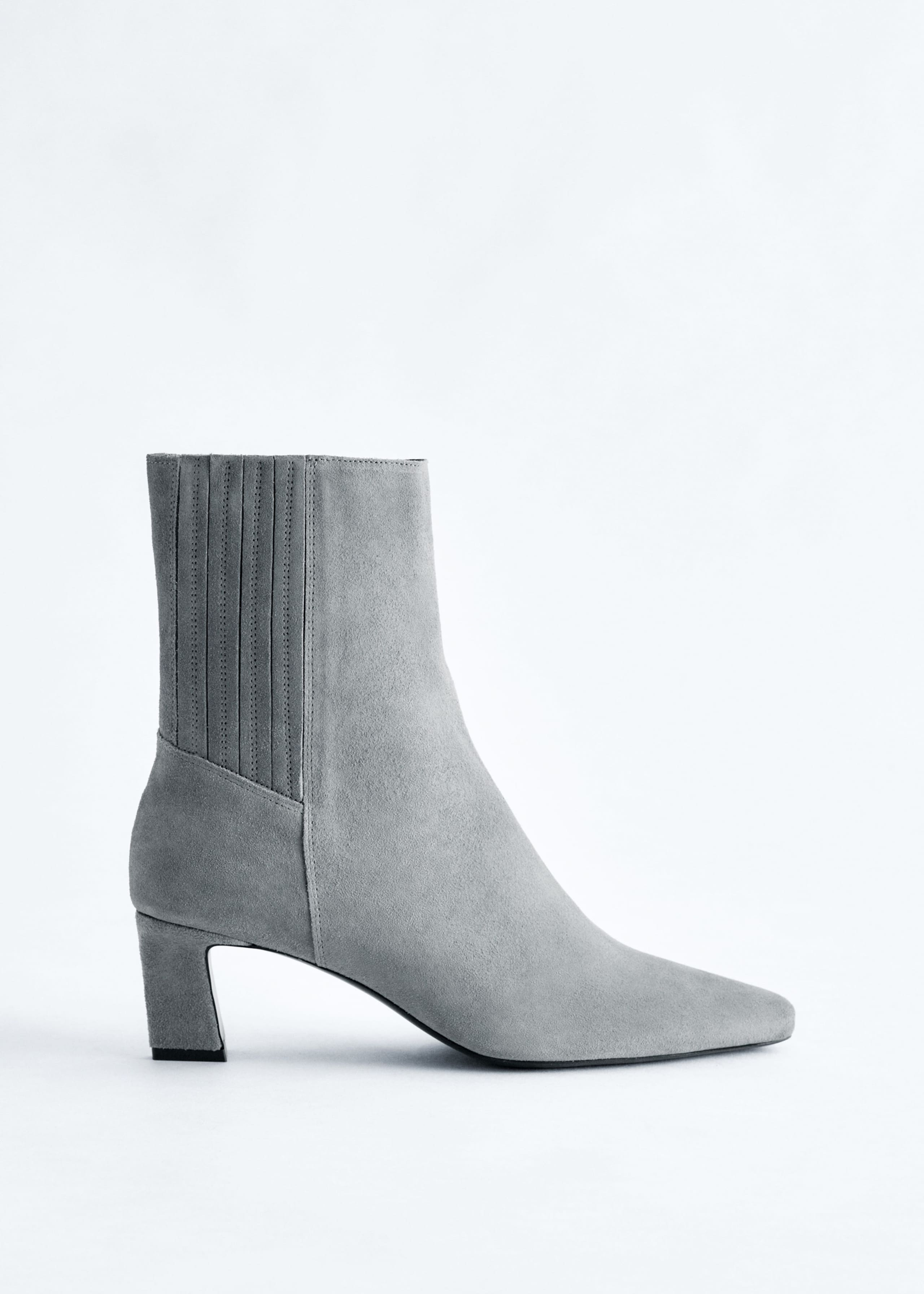 Image of Ankle Boots aus Veloursleder mit Kitten-Heel