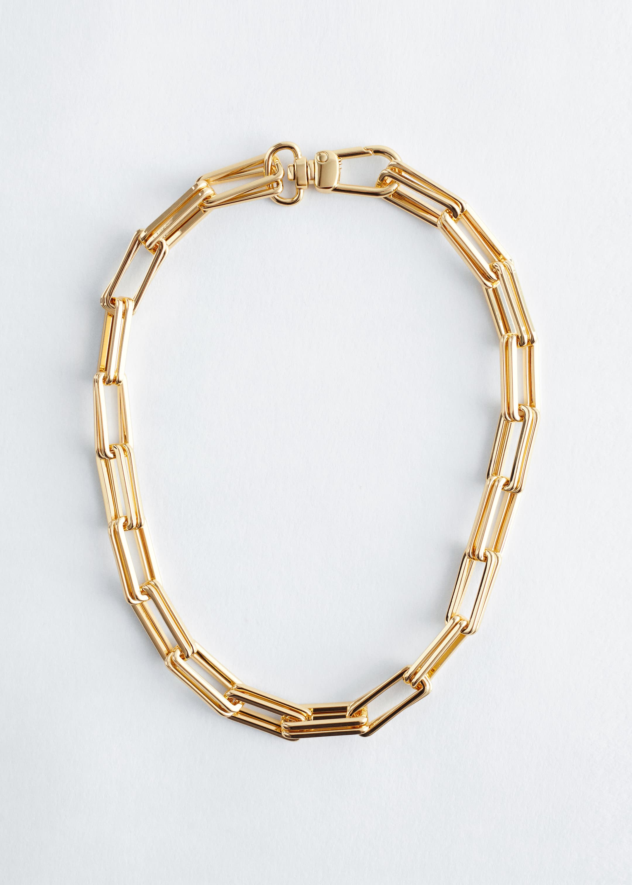 Ver imagen más grande: Un collar de eslabones gruesos de color dorado se muestra desde el frente, formando una forma circular corta, y presenta eslabones rectangulares alargados con un cierre de broche giratorio.