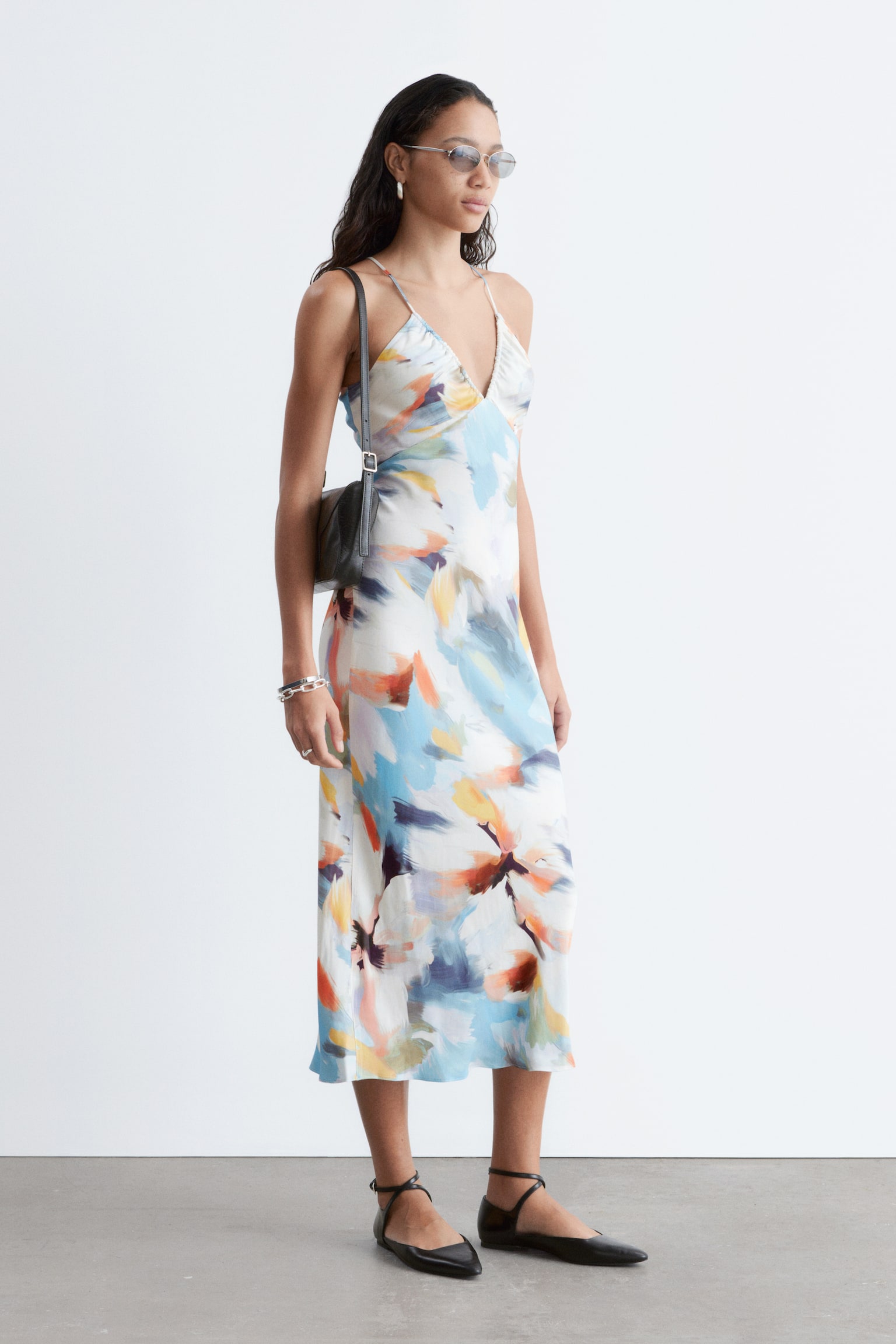 Midilång slipklänning i satin - Blå/mönstrad/Rosablommig - 4