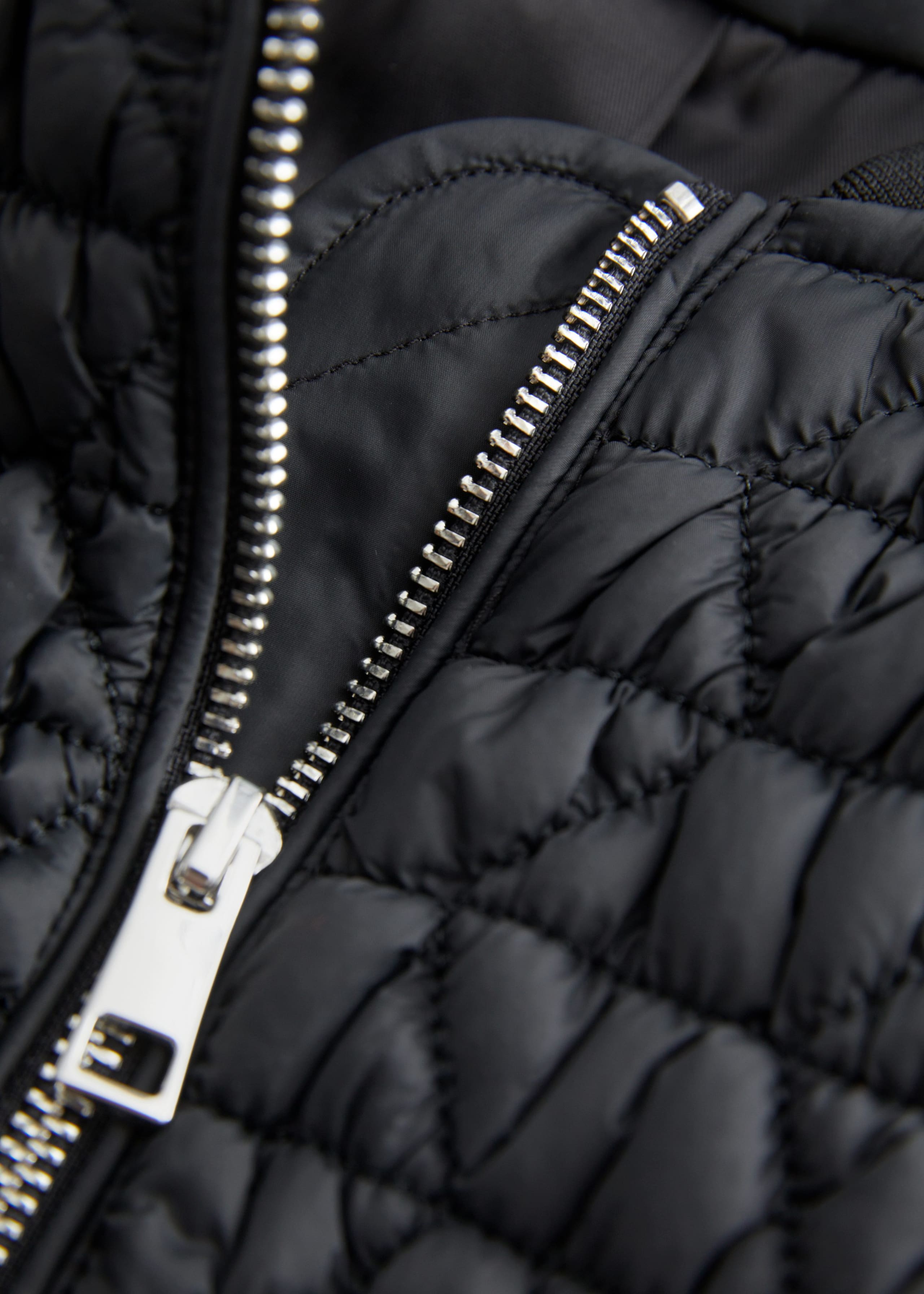 Kastige Steppjacke - {{variantName}} - Beschreibendes Detail