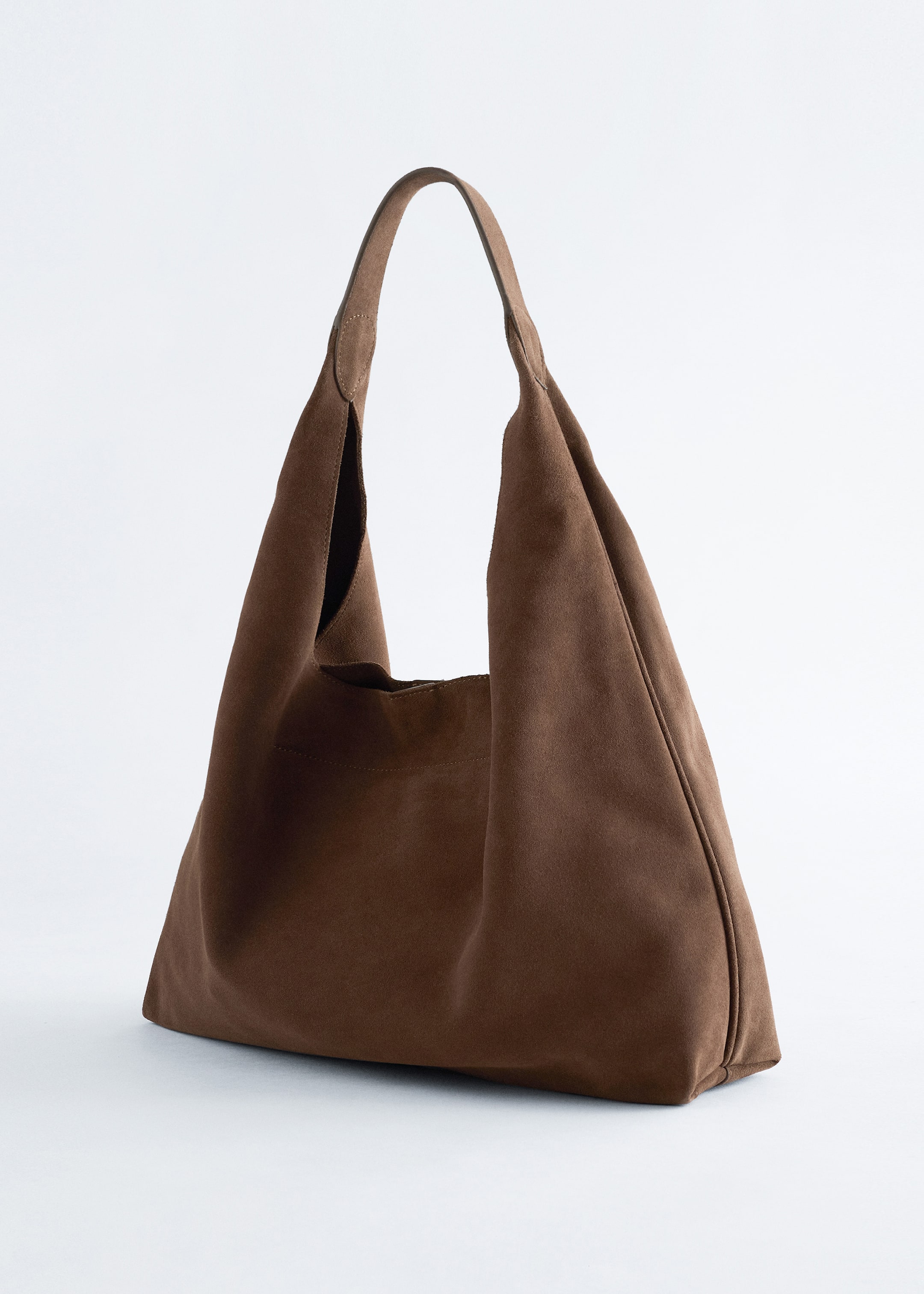 Visualizza immagine più grande: Una borsa shopper marrone, realizzata in morbida pelle scamosciata opaca, presenta una cucitura decorativa che corre lungo il suo centro e un unico manico superiore.