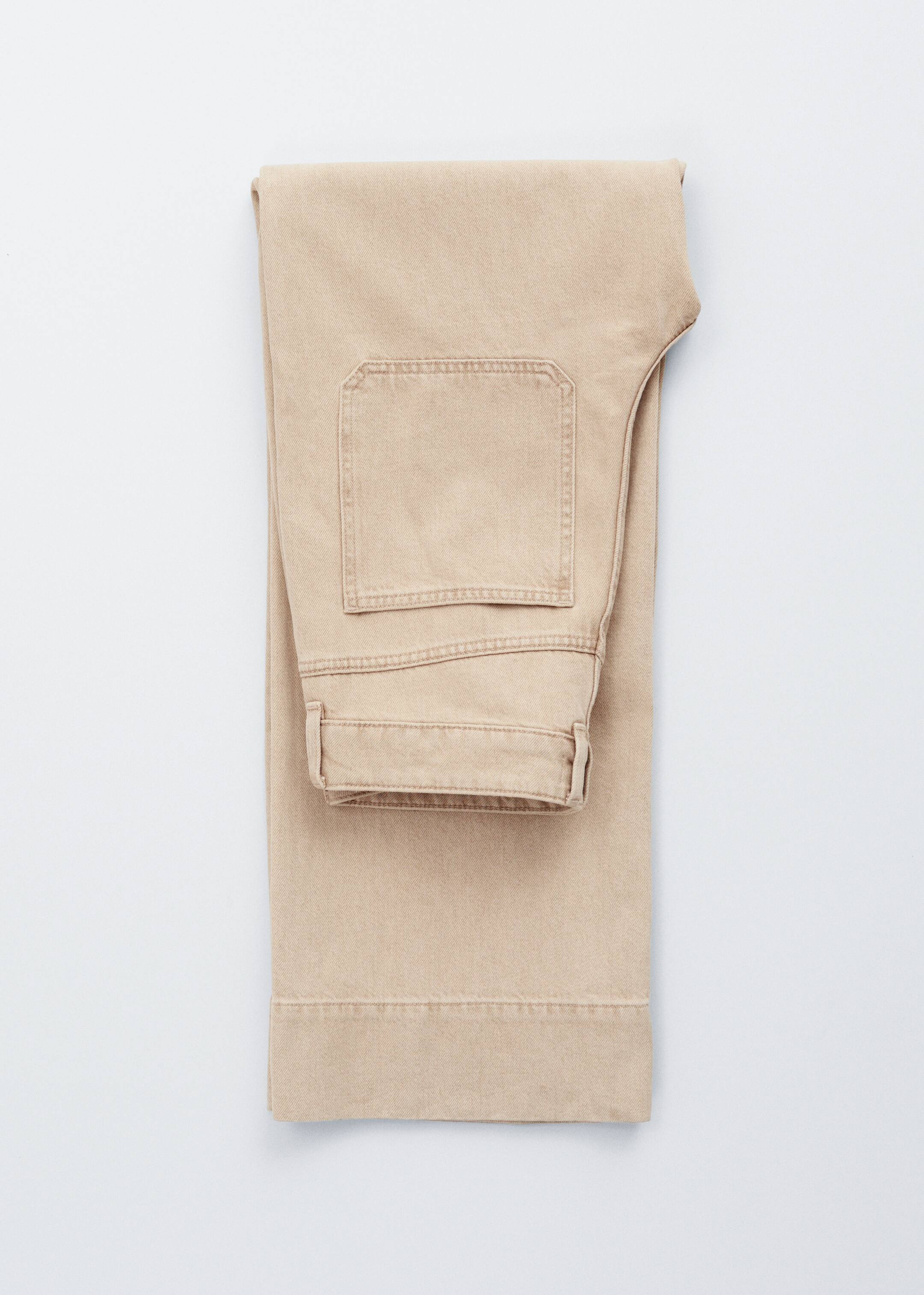 Größeres Bild anzeigen: Ein Paar hellbraune Jeans ist ordentlich gefaltet und zeigt die Rückansicht. Die strukturierten Stoffjeans verfügen über eine sichtbare Gesäßtasche im oberen Bereich und genähte Säume am unteren Ende der geraden Beine.