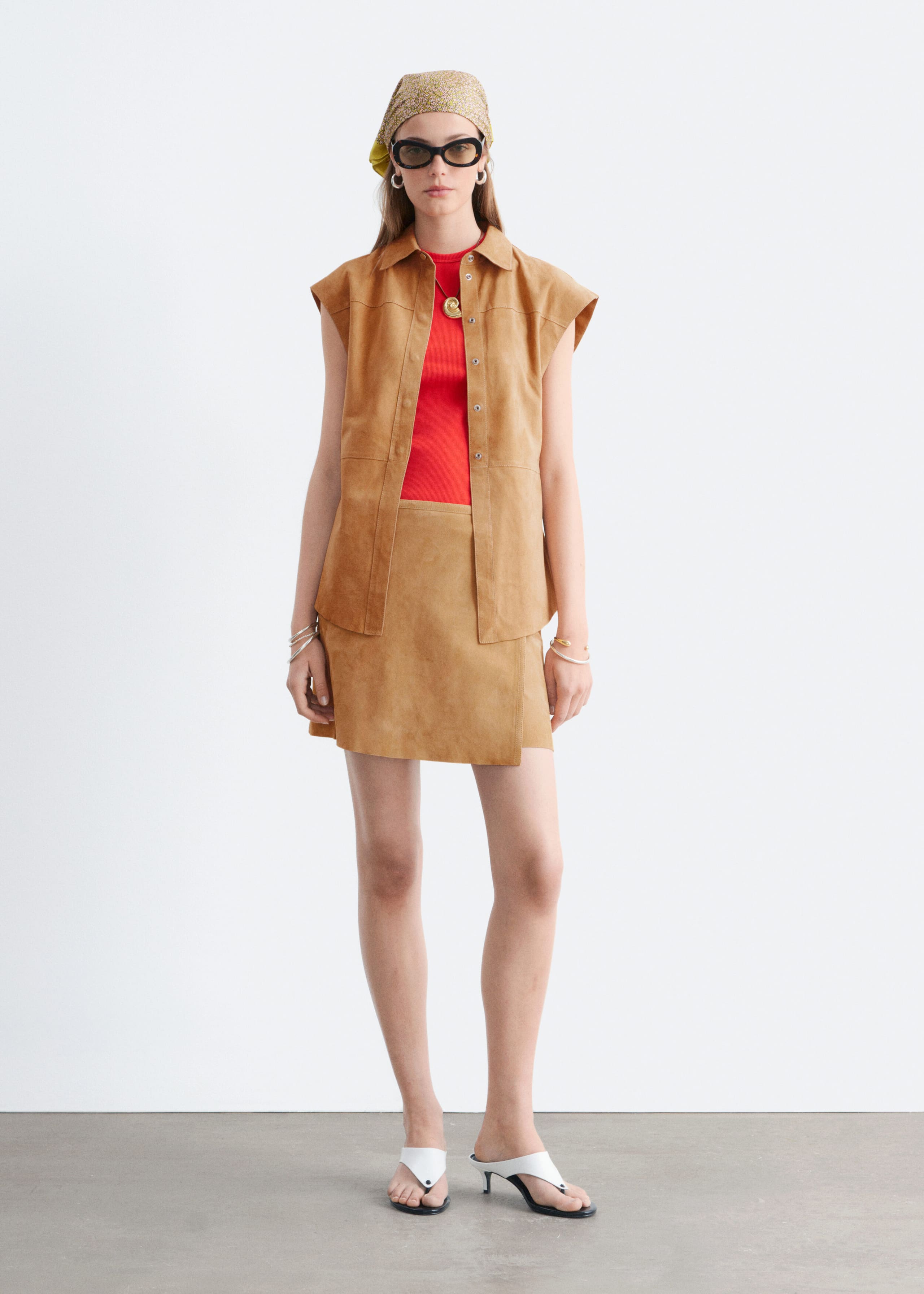 Ärmelloses Oberteil aus Veloursleder - Dunkelbeige - Lookbook