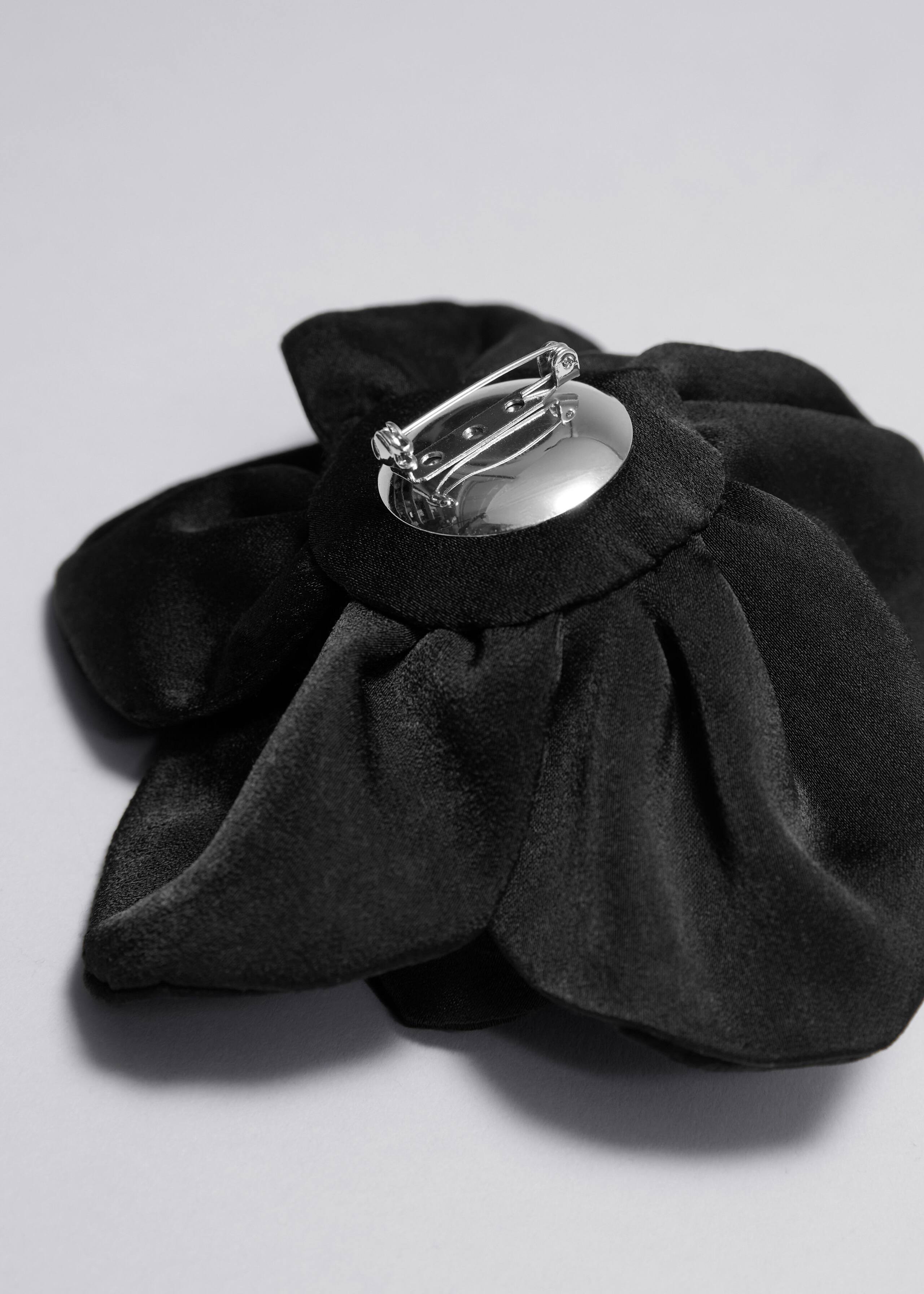 Broszka z dużym kwiatem – {{variantName}} – Szczegół